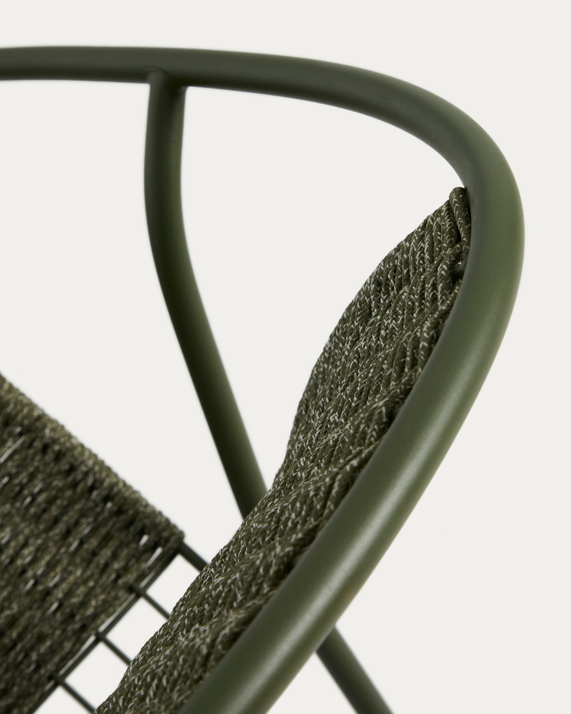 Stapelbarer Sessel Atrani aus verzinktem Stahl und grünem Seil in Dunkelgrün präsentiert im Onlineshop von KAQTU Design AG. Outdoor-Sessel ist von Kave Home