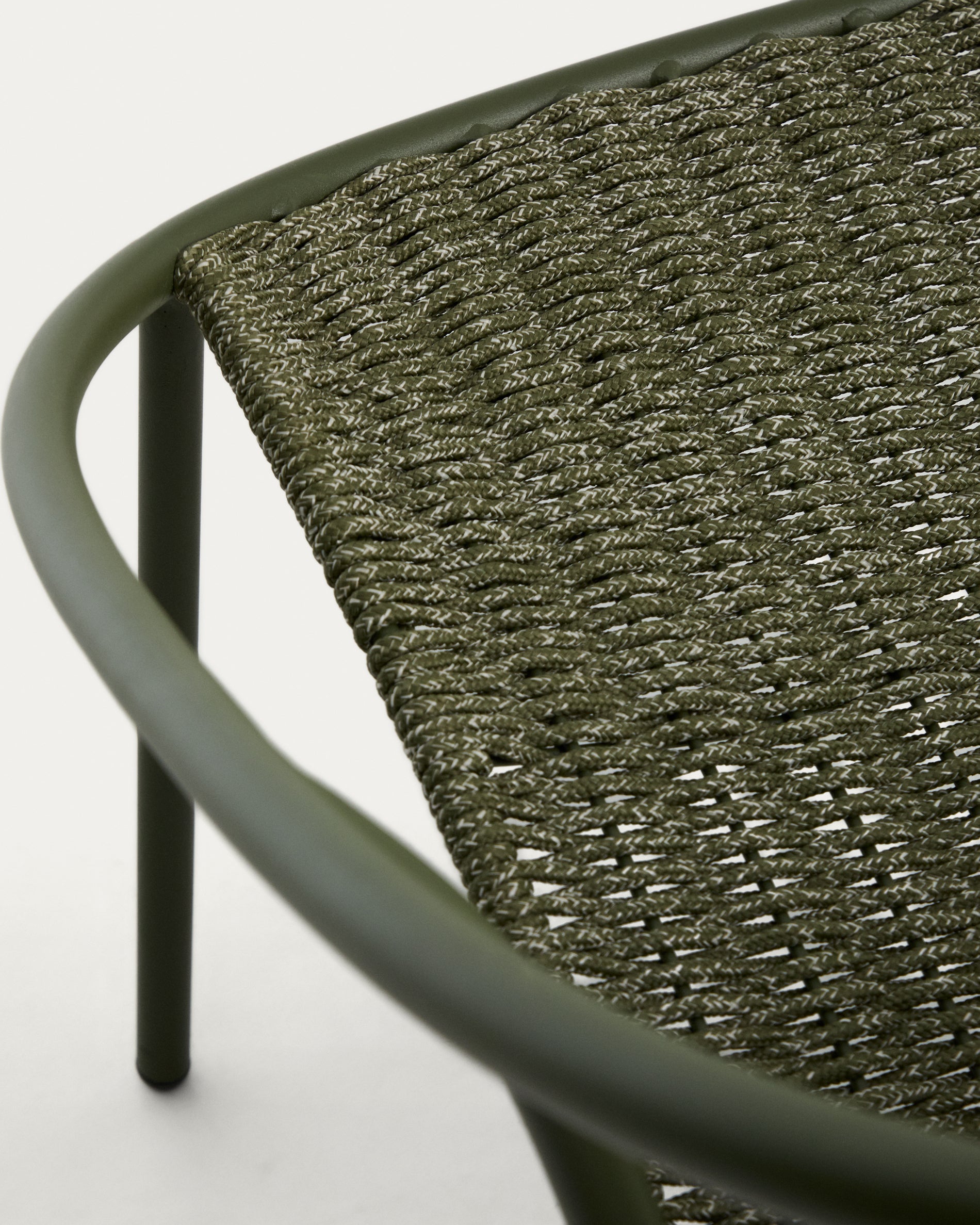 Stapelbarer Sessel Atrani aus verzinktem Stahl und grünem Seil in Dunkelgrün präsentiert im Onlineshop von KAQTU Design AG. Outdoor-Sessel ist von Kave Home