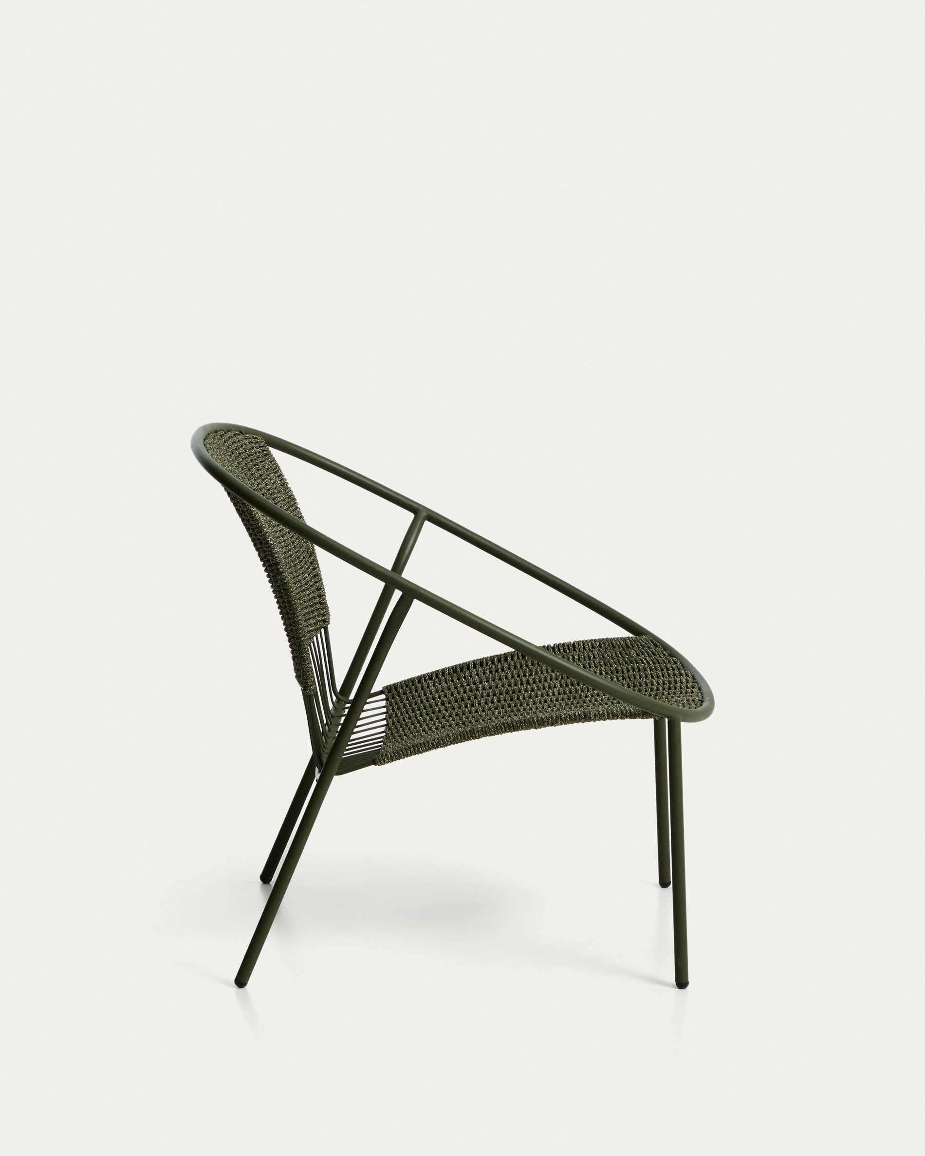 Stapelbarer Sessel Atrani aus verzinktem Stahl und grünem Seil in Dunkelgrün präsentiert im Onlineshop von KAQTU Design AG. Outdoor-Sessel ist von Kave Home