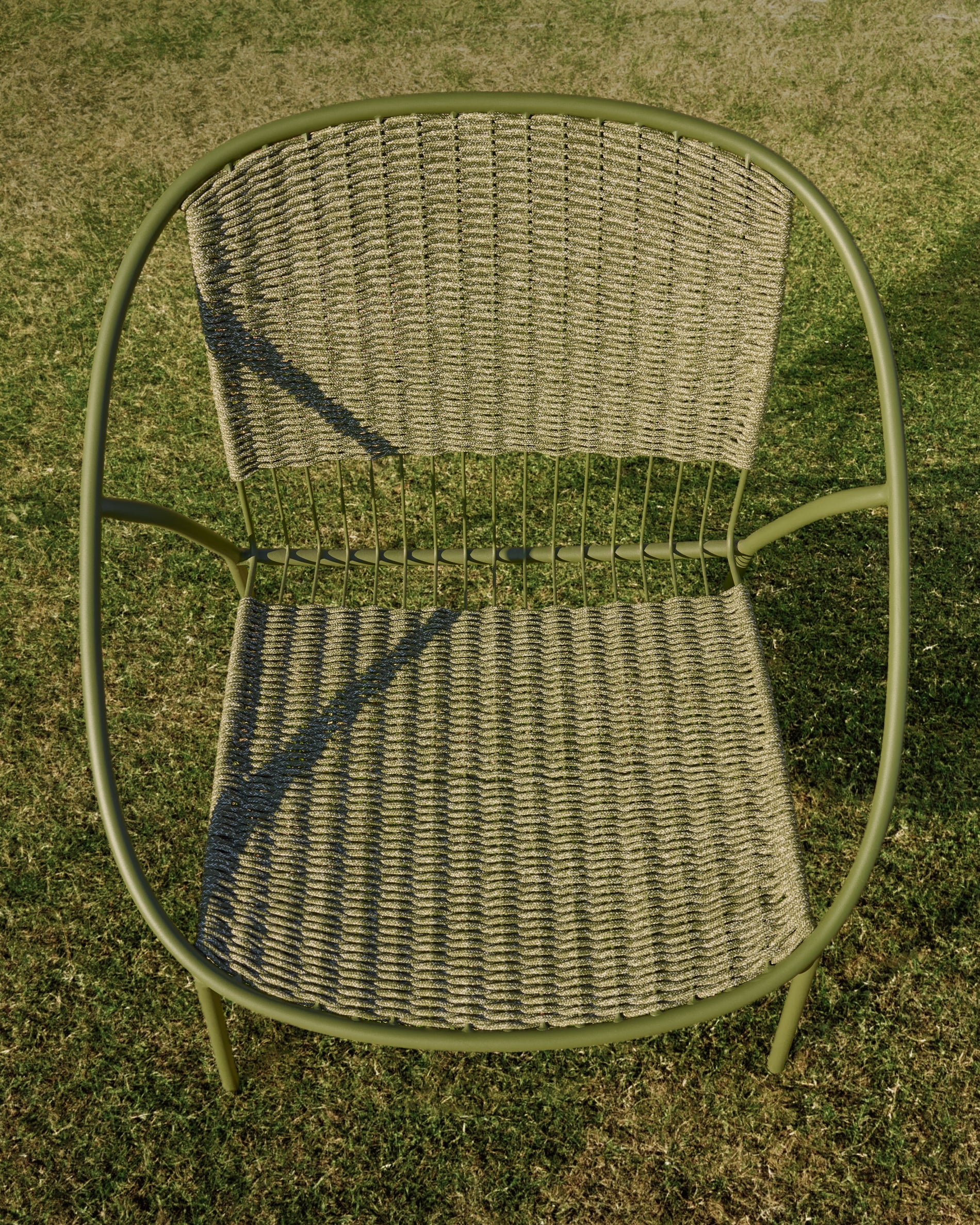 Stapelbarer Sessel Atrani aus verzinktem Stahl und grünem Seil in Dunkelgrün präsentiert im Onlineshop von KAQTU Design AG. Outdoor-Sessel ist von Kave Home