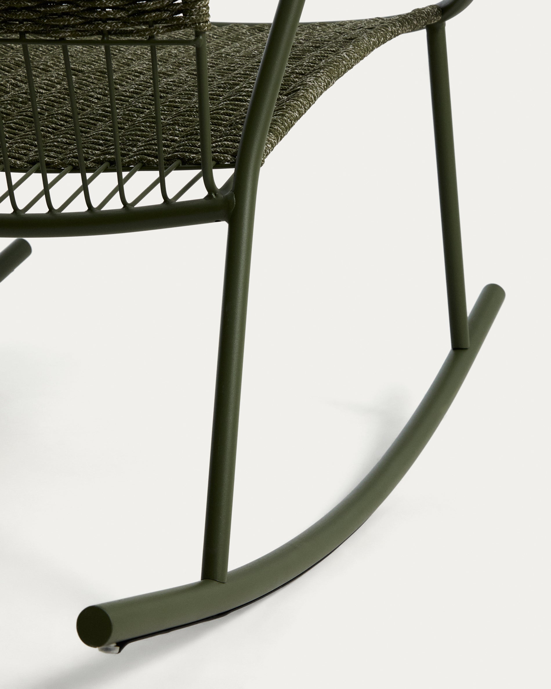 Schaukelstuhl Atrani aus verzinktem Stahl und grünem Seil in Dunkelgrün präsentiert im Onlineshop von KAQTU Design AG. Outdoor-Sessel ist von Kave Home