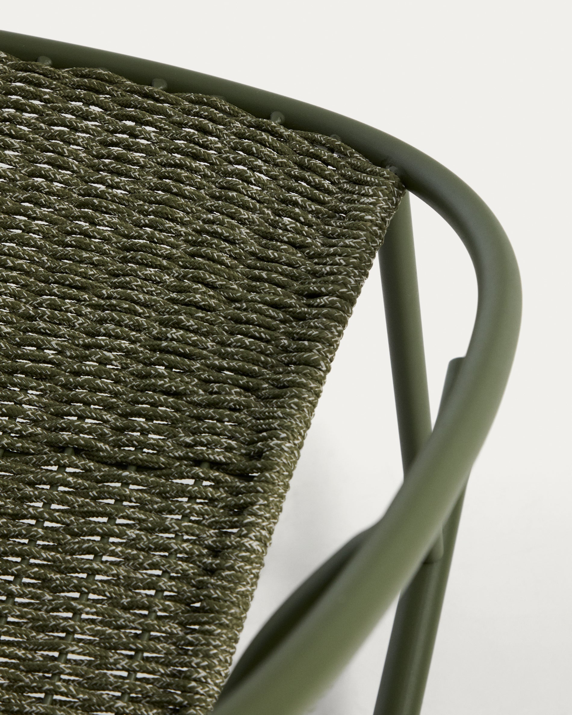 Schaukelstuhl Atrani aus verzinktem Stahl und grünem Seil in Dunkelgrün präsentiert im Onlineshop von KAQTU Design AG. Outdoor-Sessel ist von Kave Home