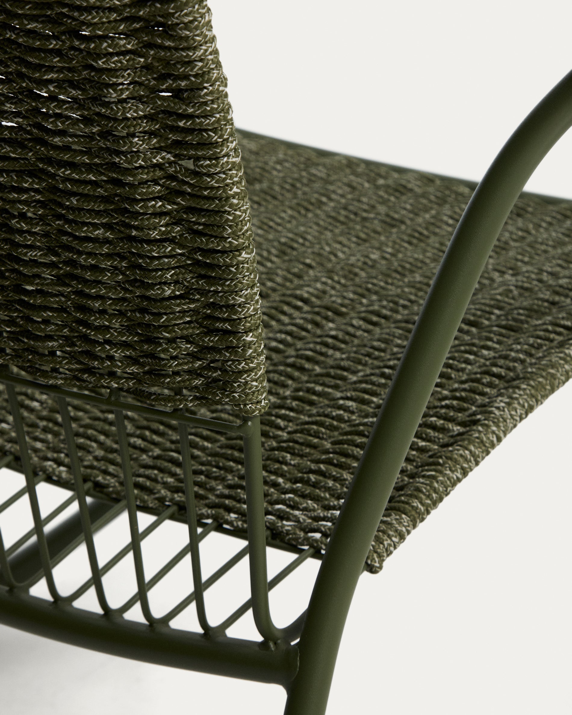 Schaukelstuhl Atrani aus verzinktem Stahl und grünem Seil in Dunkelgrün präsentiert im Onlineshop von KAQTU Design AG. Outdoor-Sessel ist von Kave Home