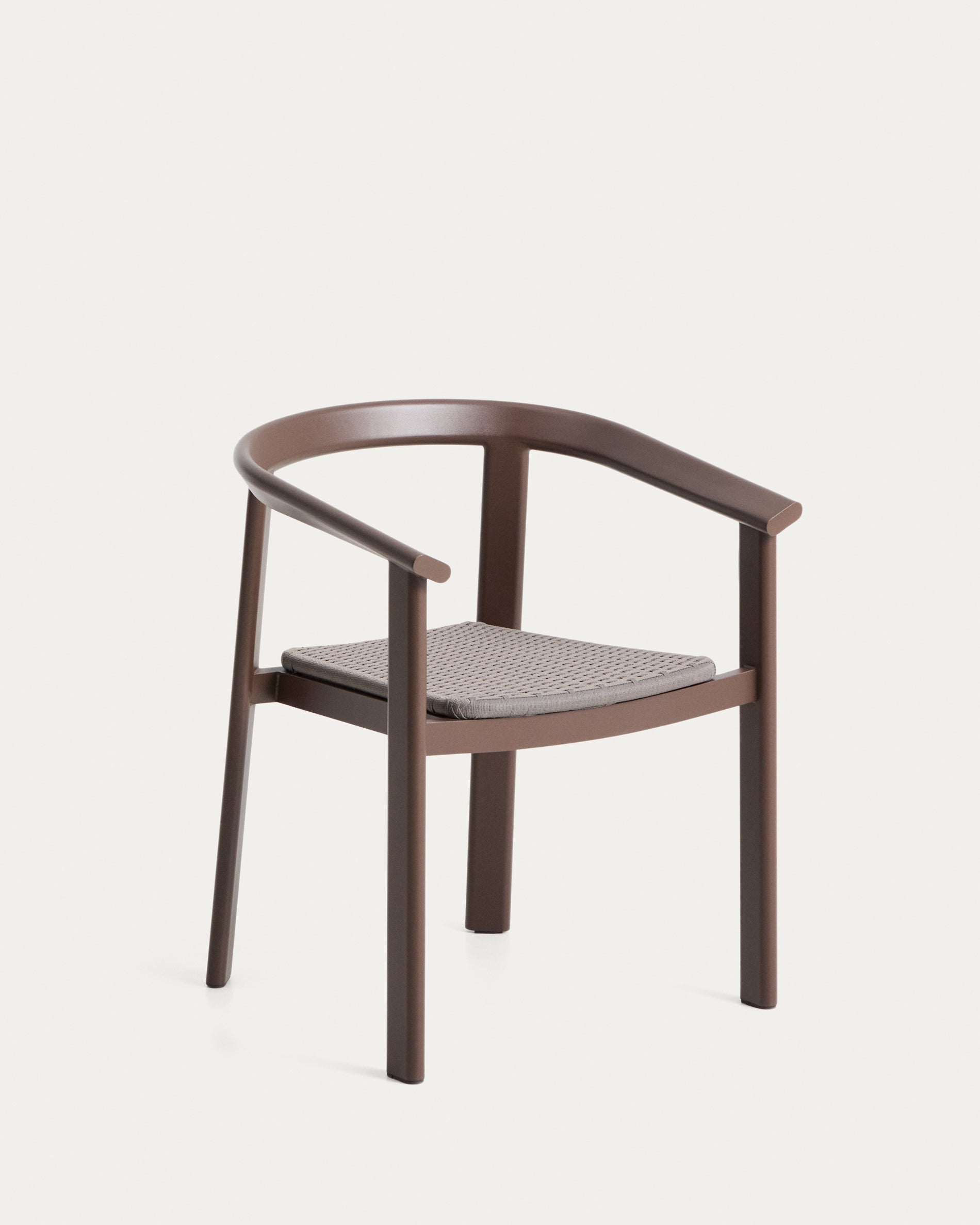 Stapelbarer Stuhl Erice aus Aluminium und braunem Seil. in Dunkelbraun präsentiert im Onlineshop von KAQTU Design AG. Gartenstuhl ist von Kave Home