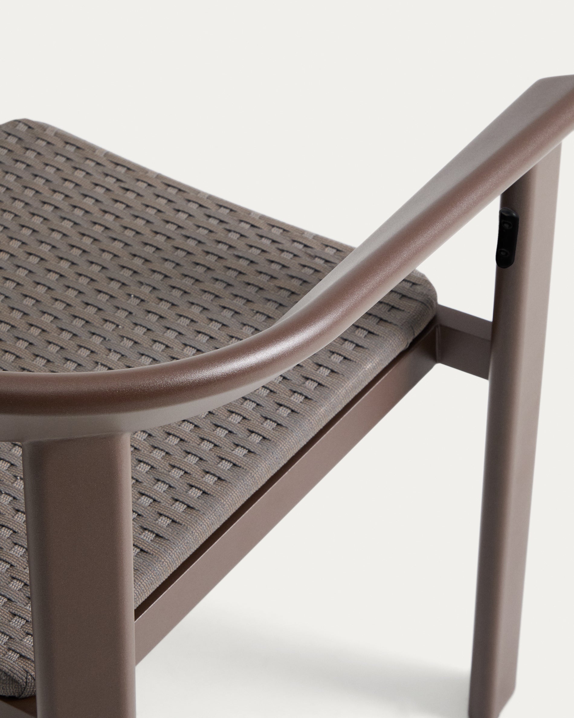 Stapelbarer Stuhl Erice aus Aluminium und braunem Seil. in Dunkelbraun präsentiert im Onlineshop von KAQTU Design AG. Gartenstuhl ist von Kave Home