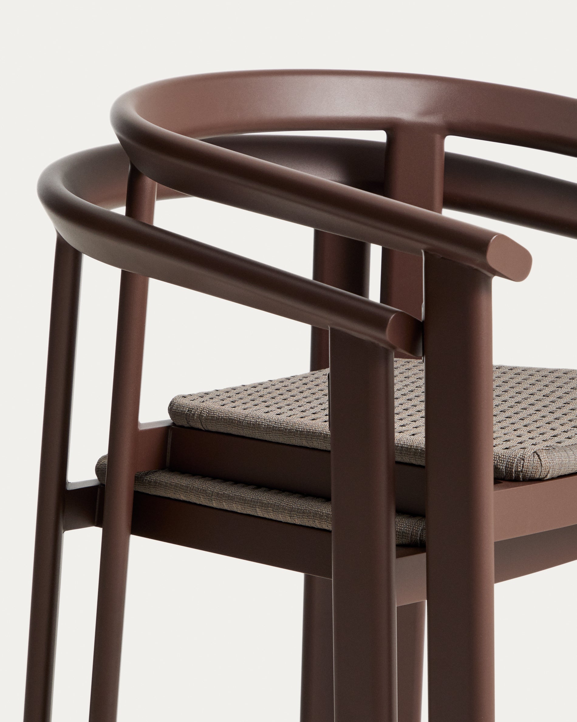 Stapelbarer Stuhl Erice aus Aluminium und braunem Seil. in Dunkelbraun präsentiert im Onlineshop von KAQTU Design AG. Gartenstuhl ist von Kave Home