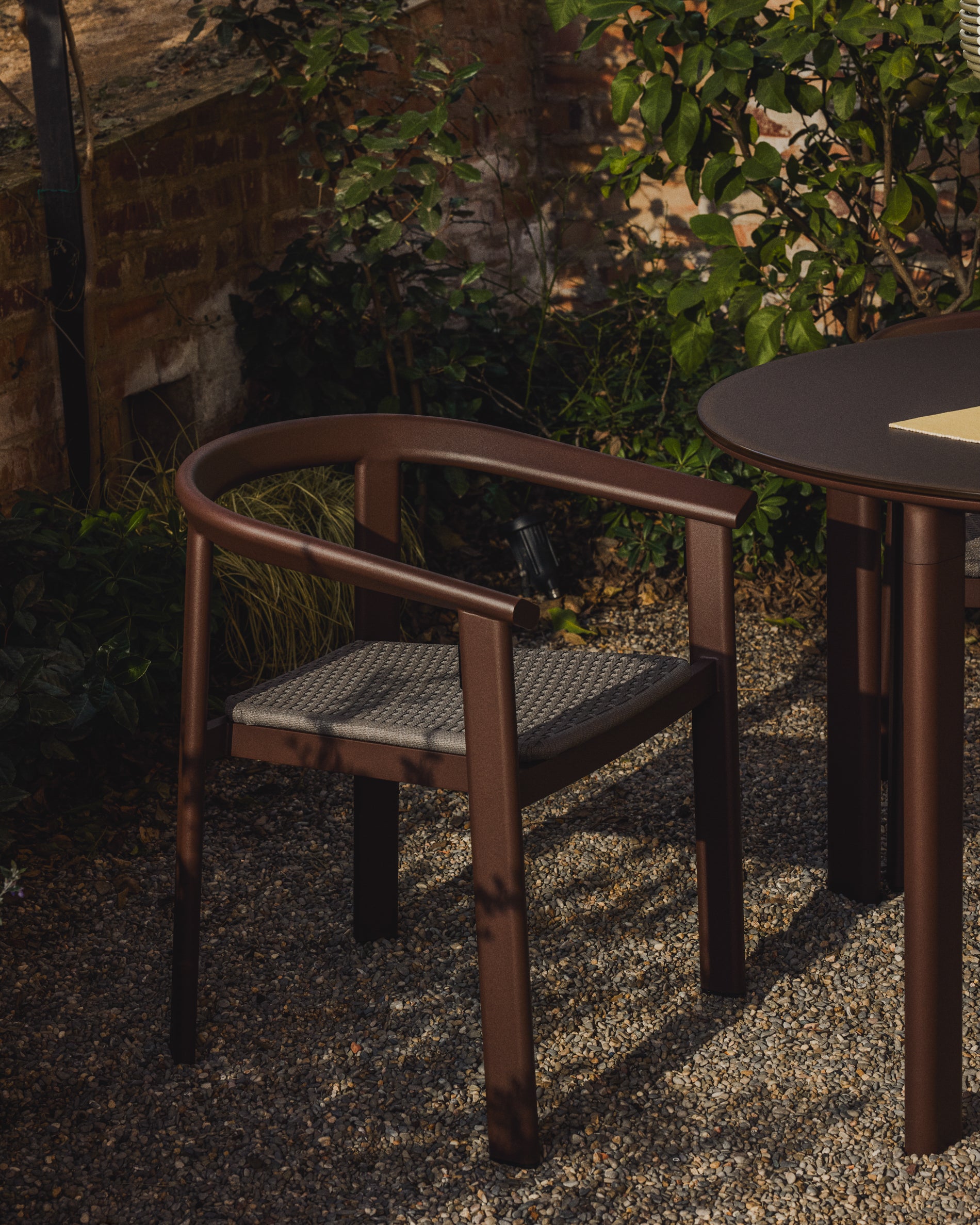 Stapelbarer Stuhl Erice aus Aluminium und braunem Seil. in Dunkelbraun präsentiert im Onlineshop von KAQTU Design AG. Gartenstuhl ist von Kave Home