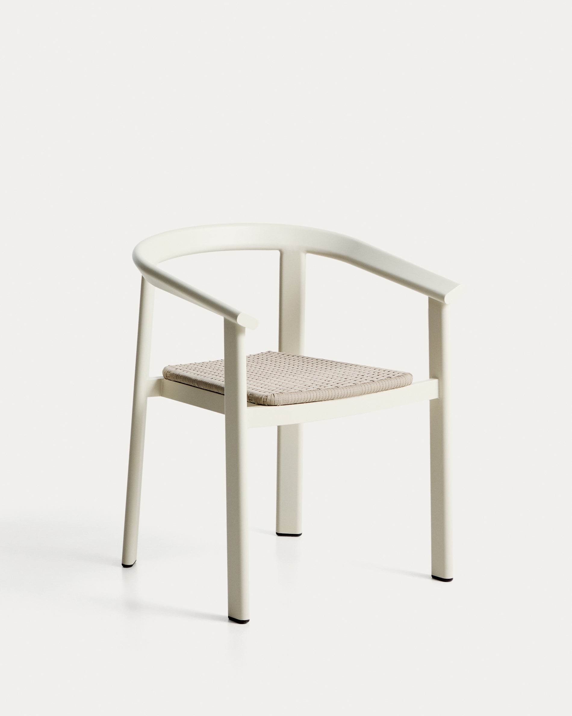 Stapelbarer Stuhl Erice aus Aluminium und ecrufarbenem Seil in Ecru präsentiert im Onlineshop von KAQTU Design AG. Gartenstuhl ist von Kave Home