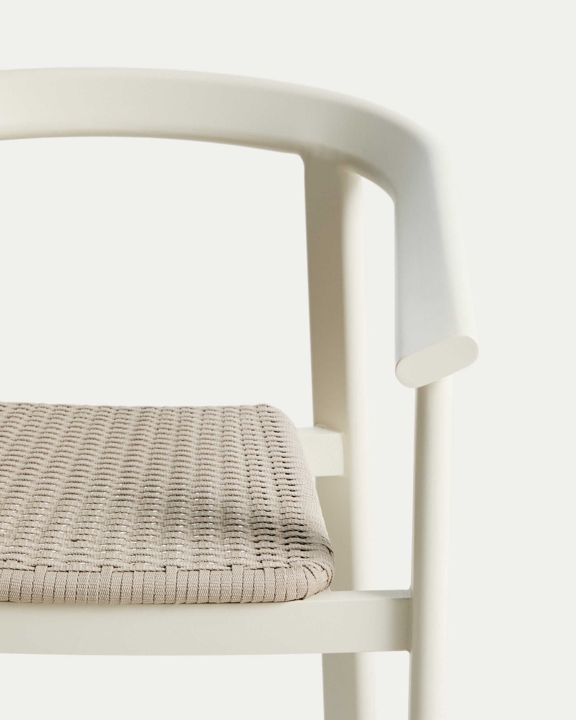 Moderner stapelbarer Stuhl Erice aus leichtem Aluminium und edlem ecrufarbenem Seil, perfekt für Garten und Terrasse.