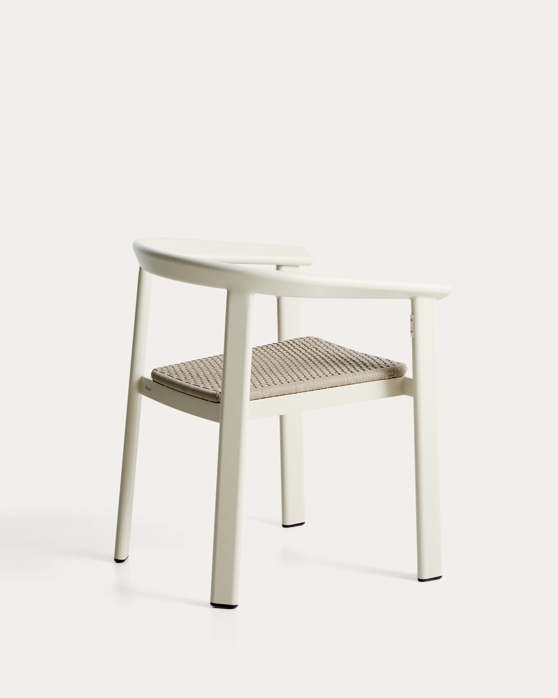 Moderner stapelbarer Stuhl Erice aus leichtem Aluminium und edlem ecrufarbenem Seil, perfekt für Garten und Terrasse.