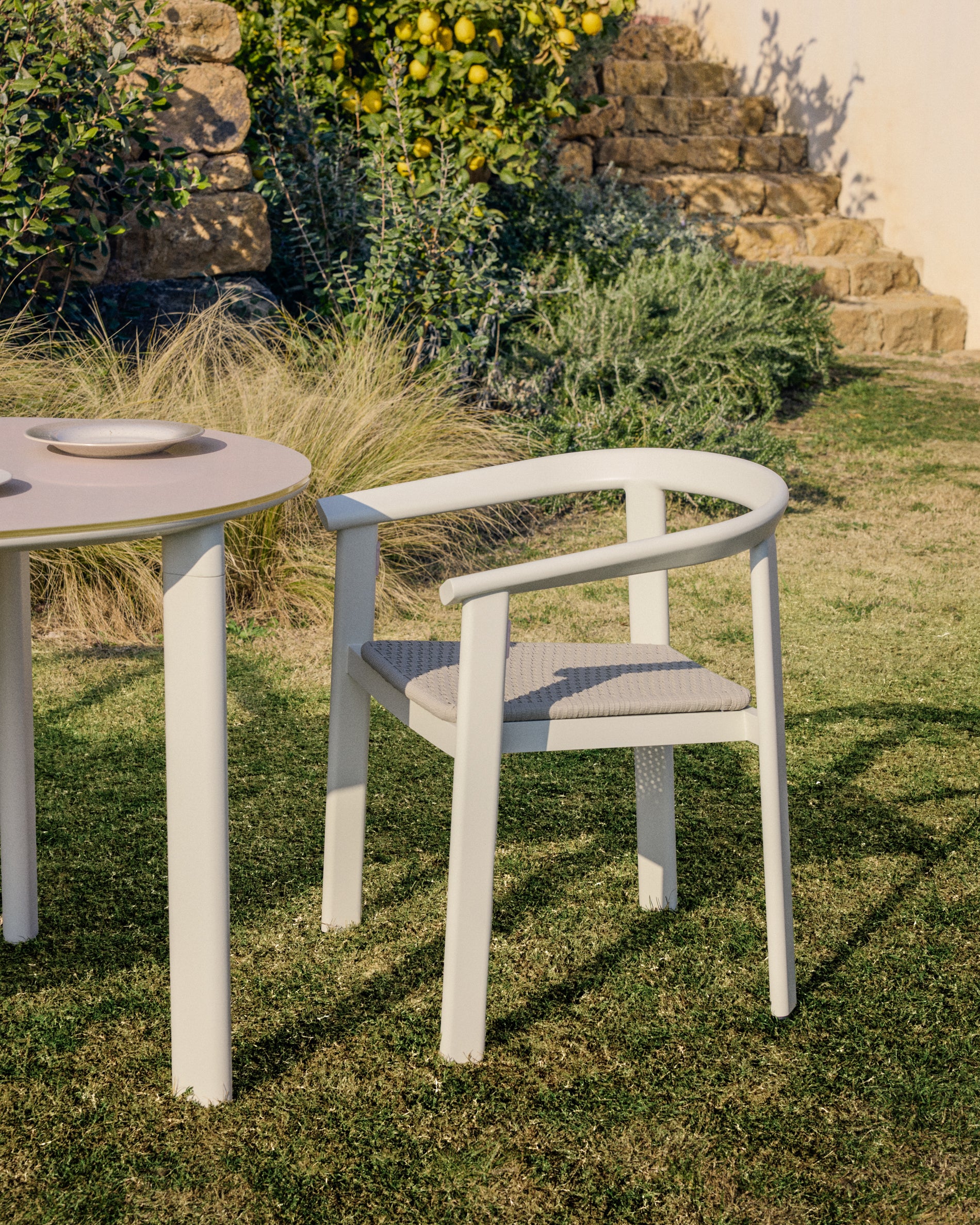 Eleganter stapelbarer Gartenstuhl Erice aus robustem Aluminium und stilvollem ecrufarbenem Seil, ideal für entspannte Stunden im Freien.