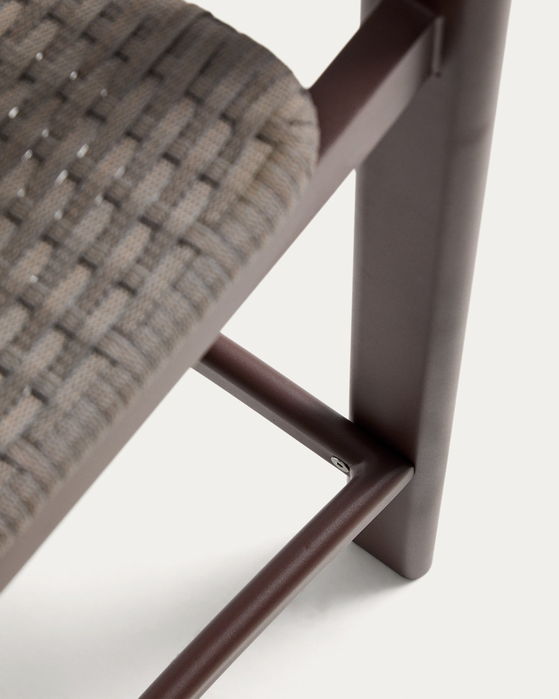 Moderner Outdoor-Hocker Erice, gefertigt aus langlebigem Aluminium und hochwertigem braunem Seil, perfekt für Garten und Terrasse.