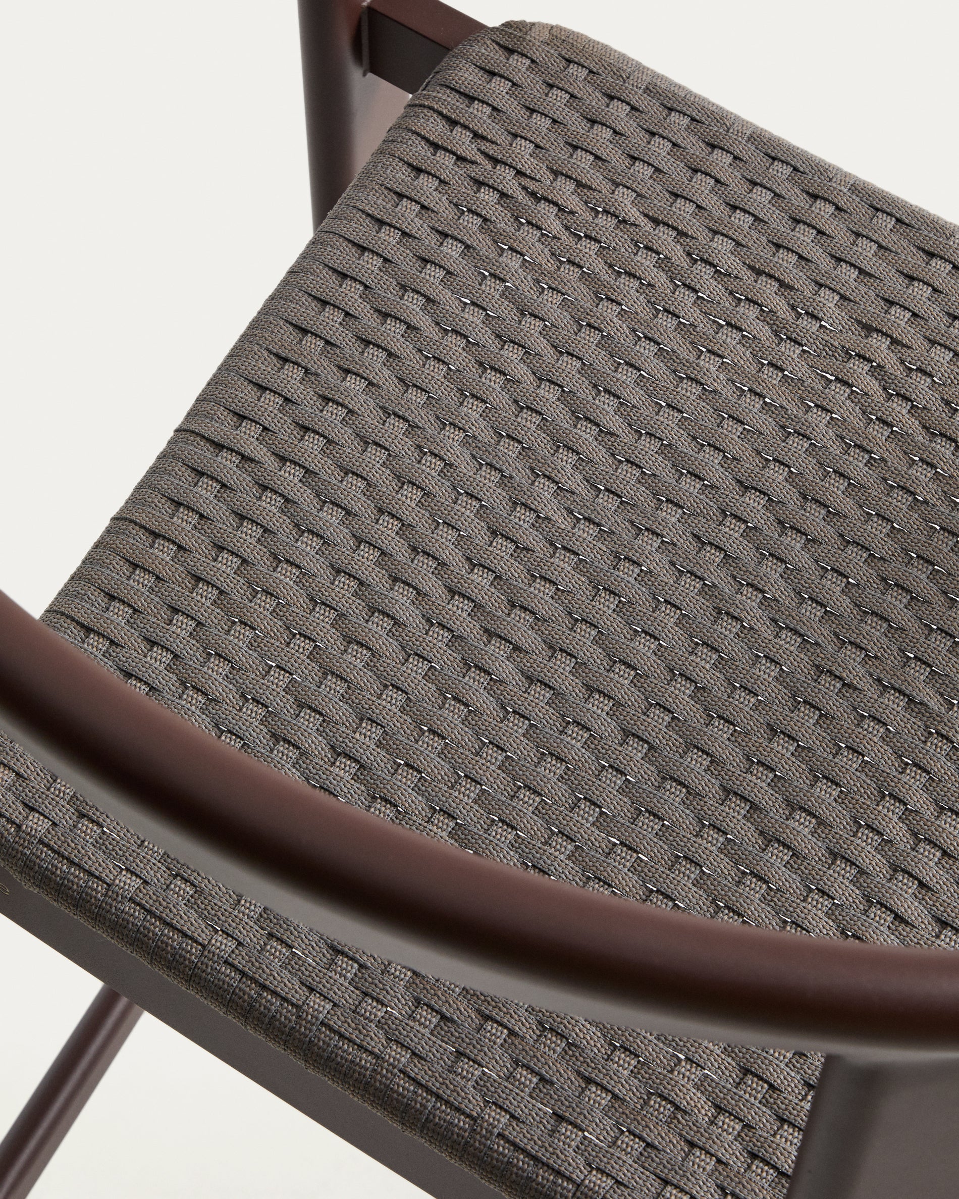 Stylischer Hocker Erice aus robustem Aluminium und elegantem braunem Seil, ideal für entspannte Stunden im Freien.