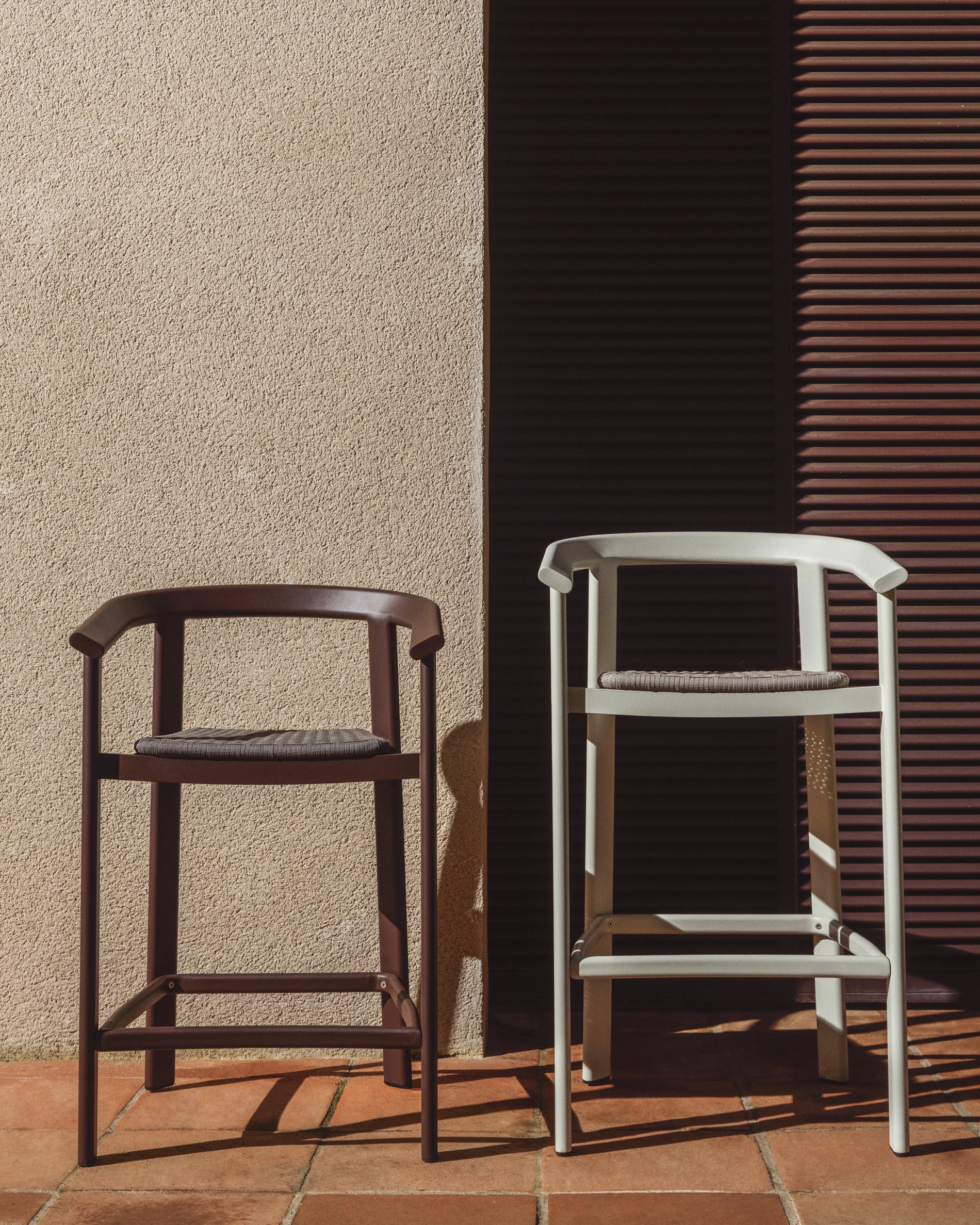 Stylischer Hocker Erice aus robustem Aluminium und elegantem braunem Seil, ideal für den Outdoor-Bereich, 65 cm hoch.