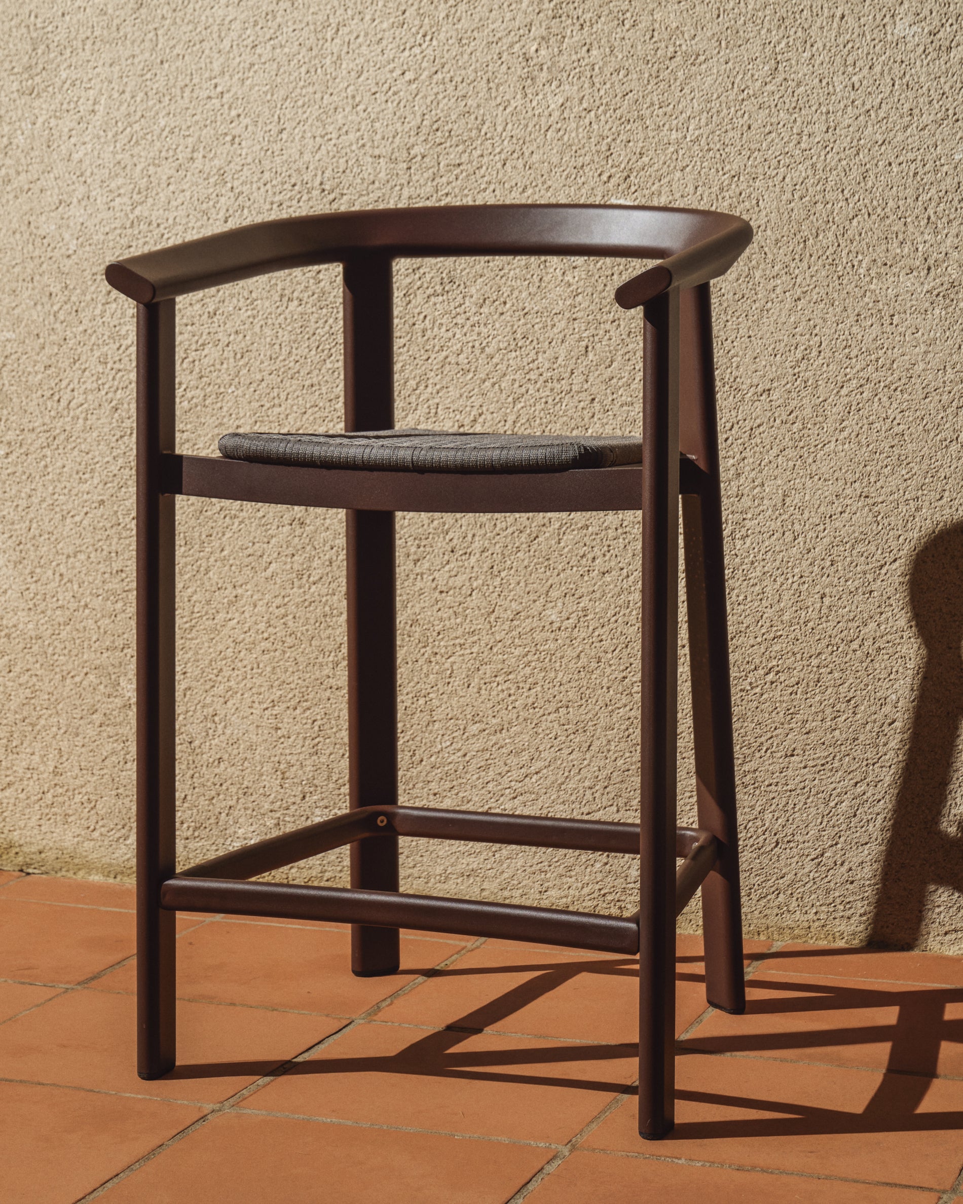 Moderner Outdoor-Hocker Erice, gefertigt aus langlebigem Aluminium und feinem braunem Seil, Höhe 65 cm, perfekt für Garten und Terrasse.