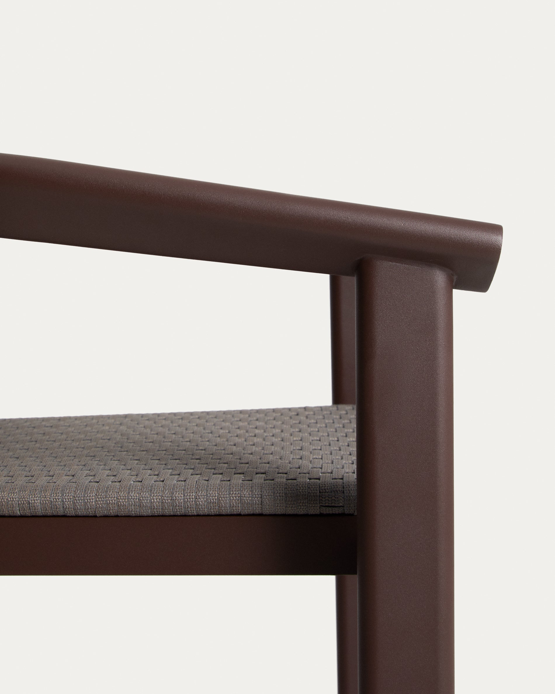 Stylischer Hocker Erice aus robustem Aluminium und elegantem braunem Seil, ideal für entspannte Stunden im Freien, 75 cm hoch.