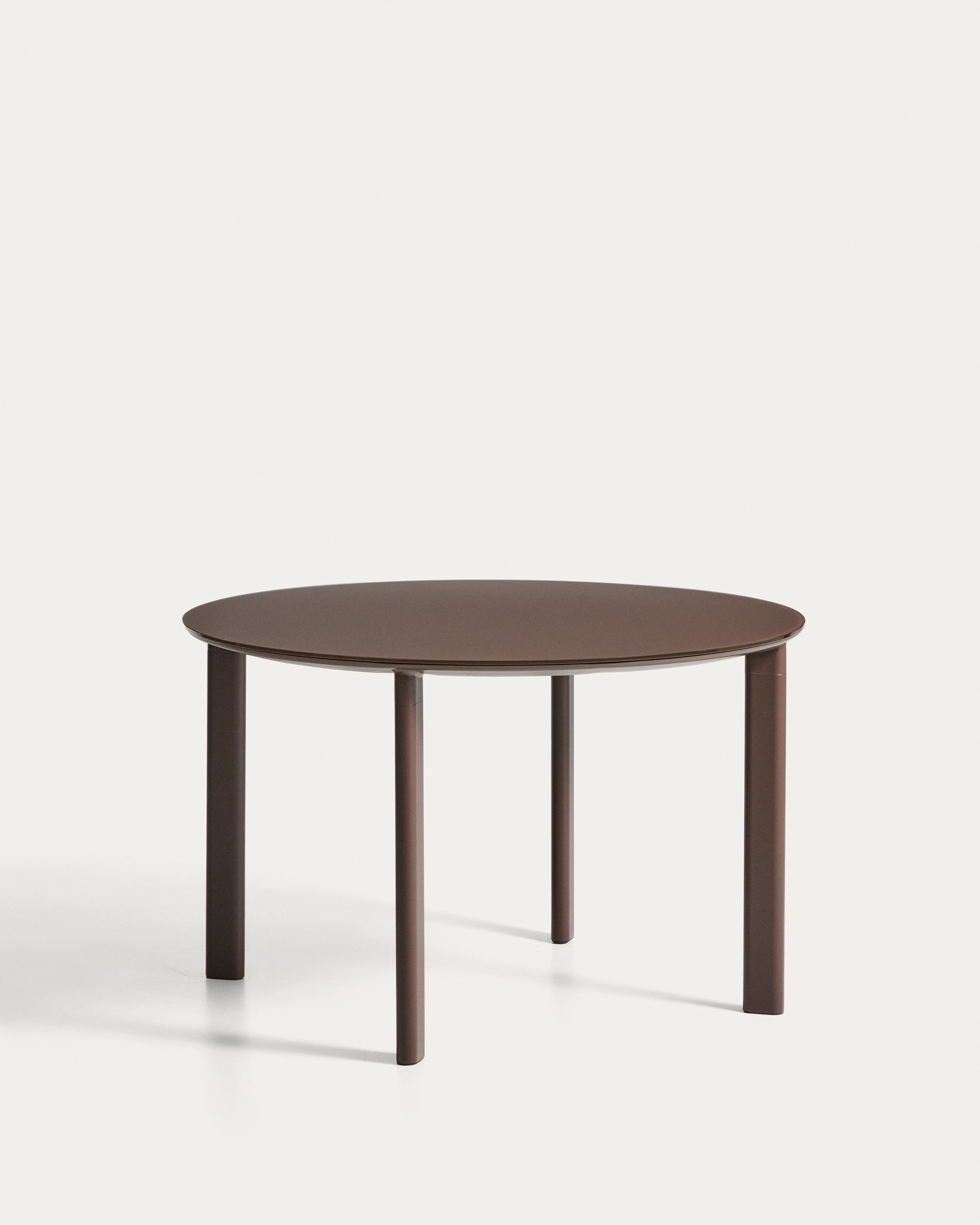 Runder Tisch Erice aus Aluminium und gehärtetem Glas in Braun Ø120 cm in Dunkelbraun präsentiert im Onlineshop von KAQTU Design AG. Gartentisch ist von Kave Home