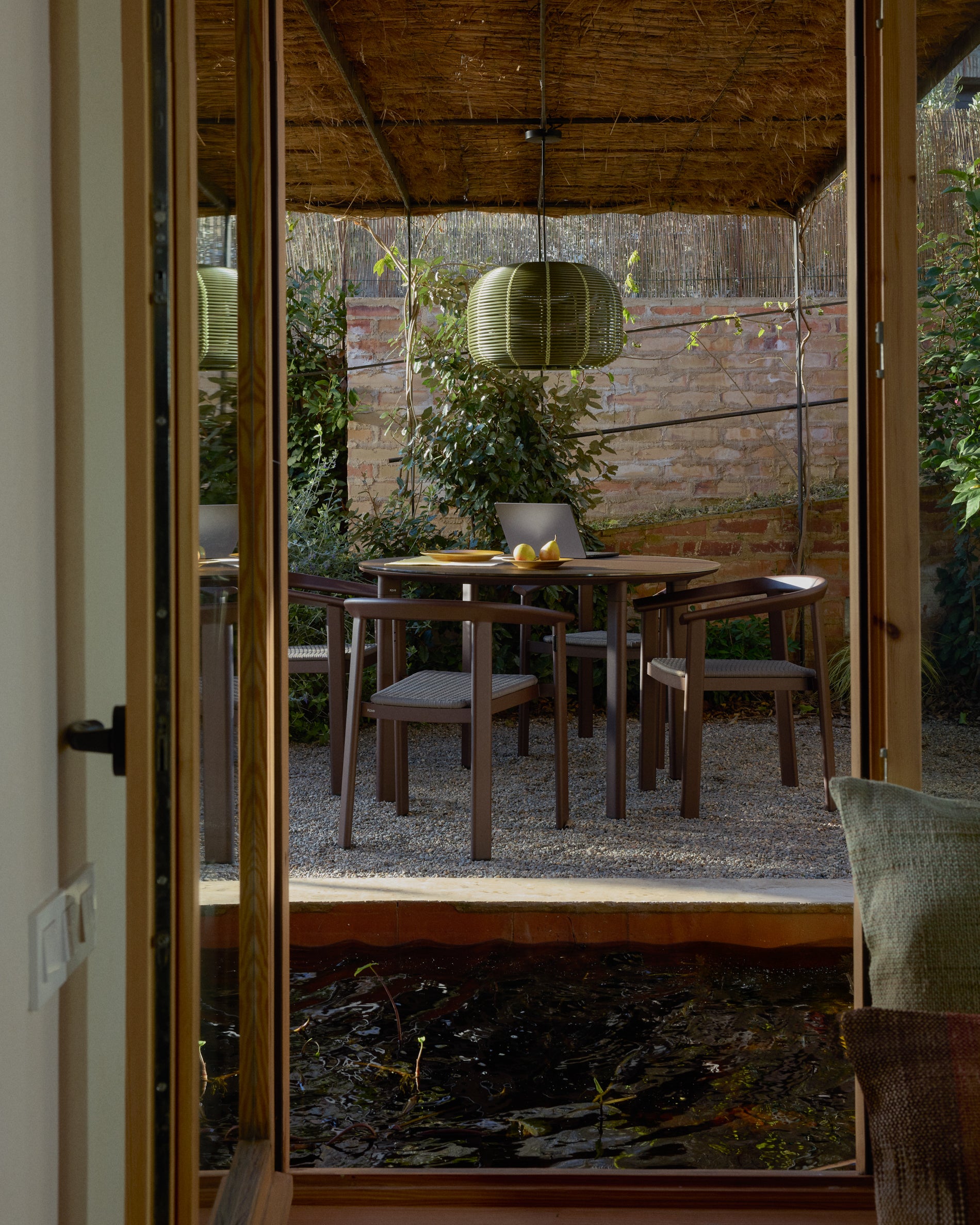 Runder Tisch Erice aus Aluminium und gehärtetem Glas in Braun Ø120 cm in Dunkelbraun präsentiert im Onlineshop von KAQTU Design AG. Gartentisch ist von Kave Home