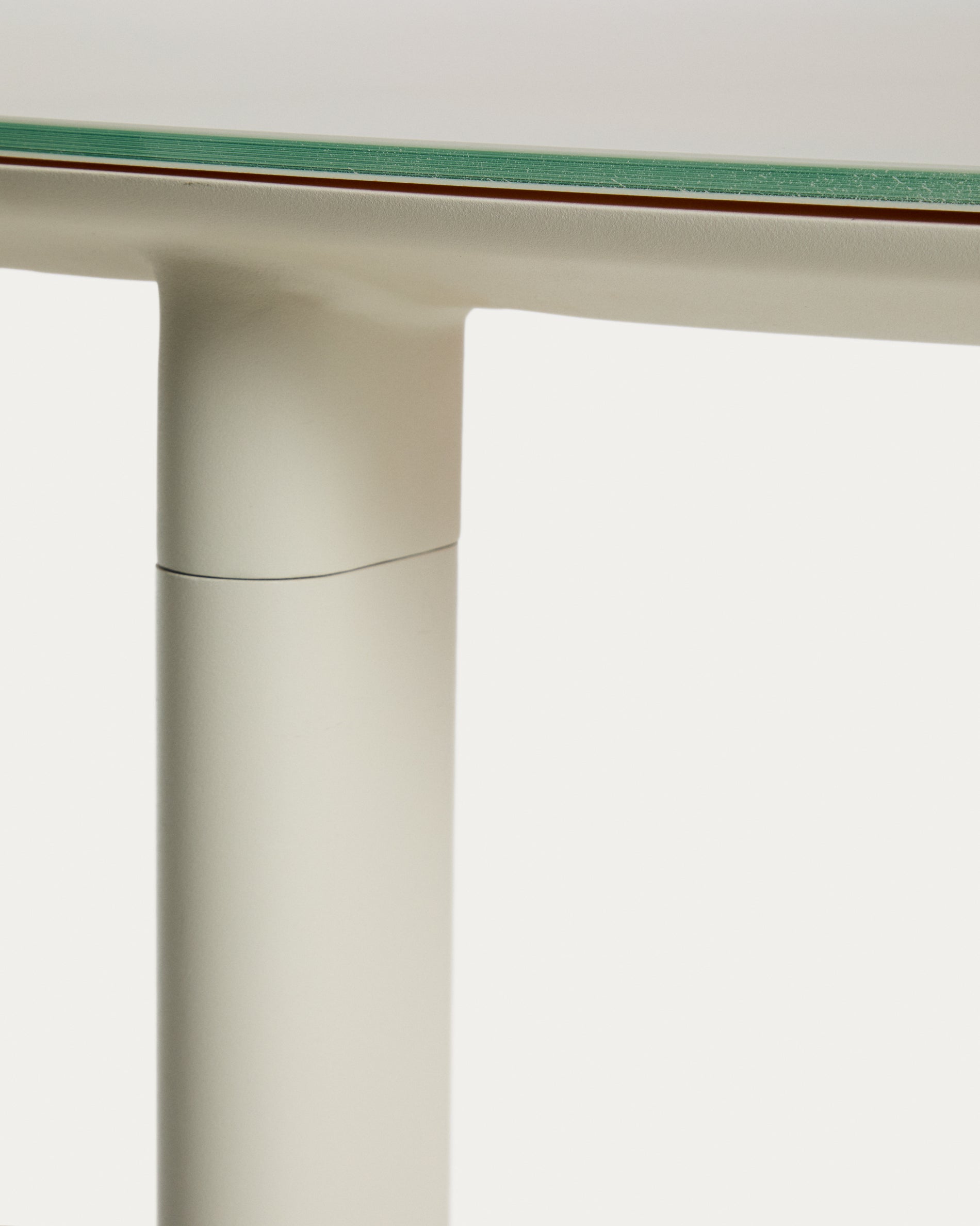 Runder Tisch Erice aus Aluminium und gehärtetem Glas in Ecru Ø120 cm in Ecru präsentiert im Onlineshop von KAQTU Design AG. Gartentisch ist von Kave Home