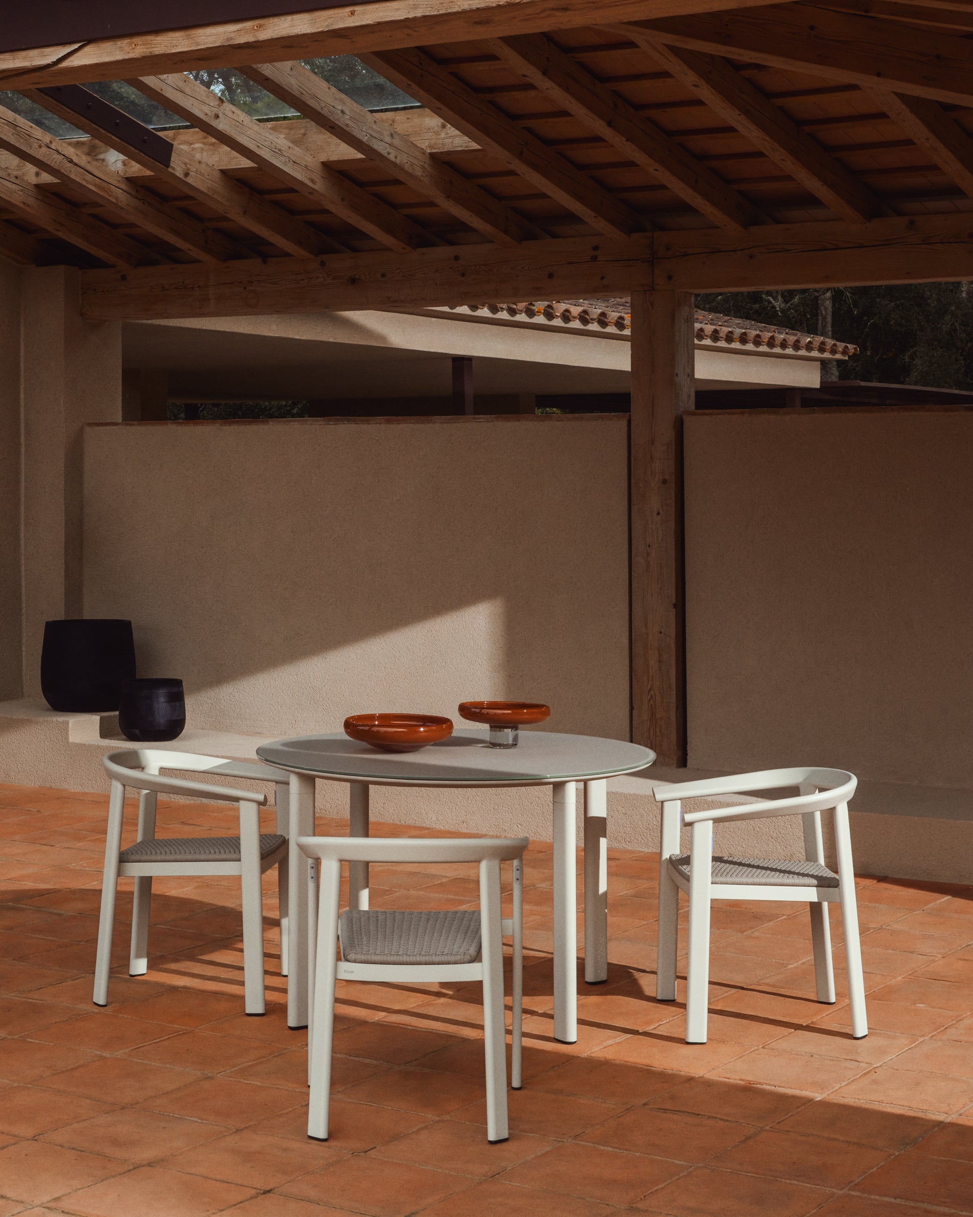 Runder Tisch Erice aus Aluminium und gehärtetem Glas in Ecru Ø120 cm in Ecru präsentiert im Onlineshop von KAQTU Design AG. Gartentisch ist von Kave Home