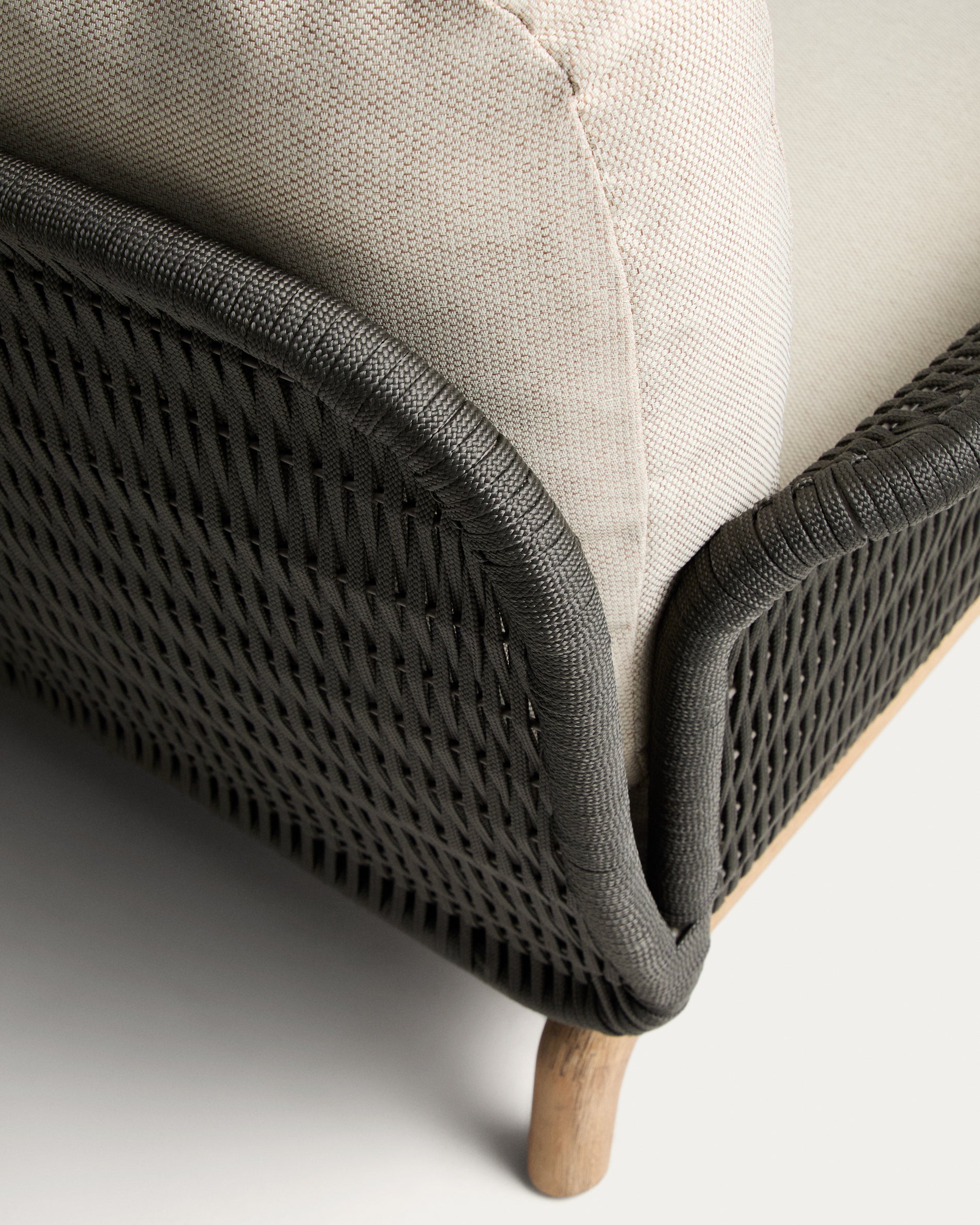 2-Sitzer-Sofa Alipa aus massivem Akazienholz und dunkelgrauem Seil, 165 cm in Graphit präsentiert im Onlineshop von KAQTU Design AG. Loungesofa ist von Kave Home