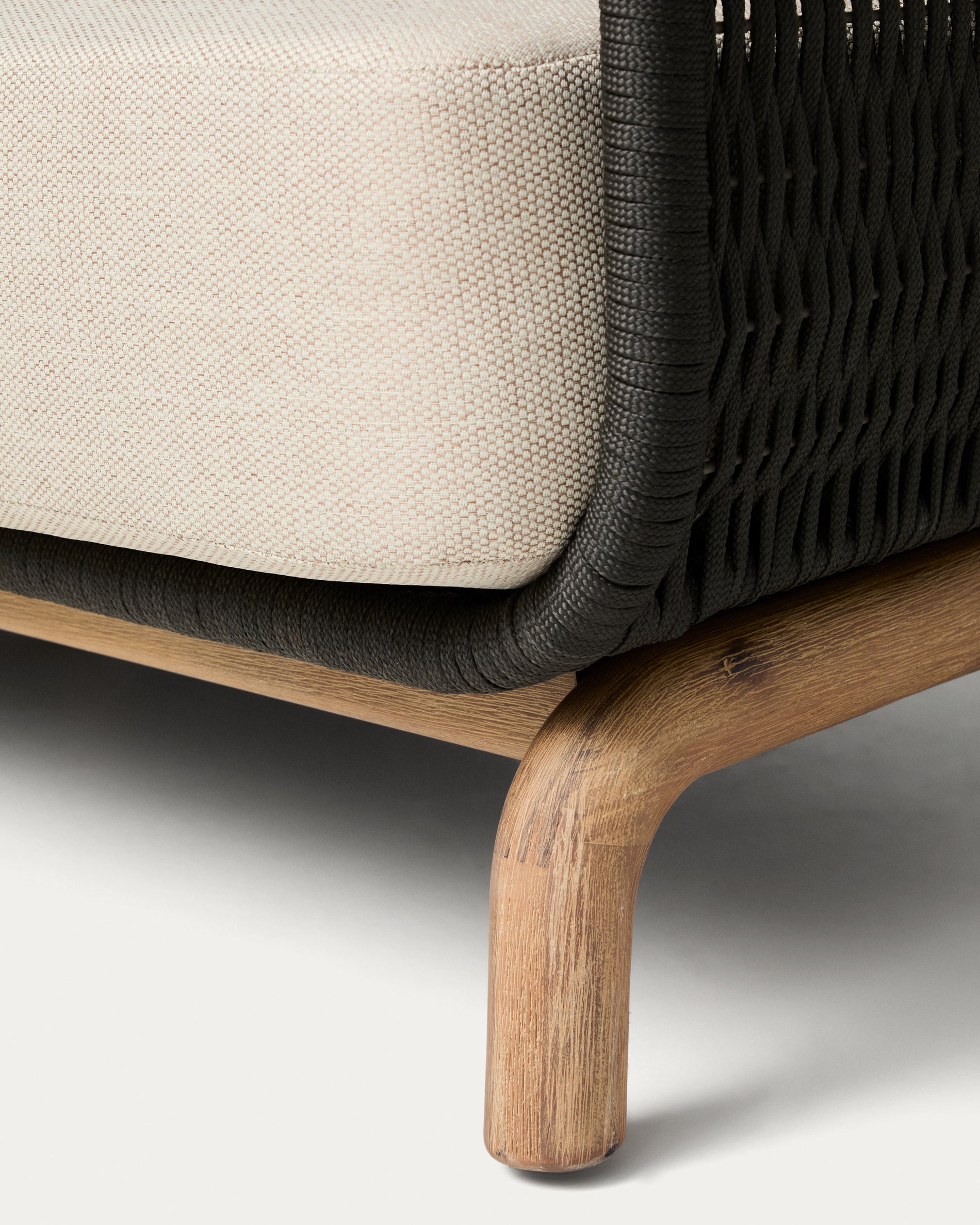 3-Sitzer-Sofa Alipa aus massivem Akazienholz und dunkelgrauem Seil, 235 cm in Graphit präsentiert im Onlineshop von KAQTU Design AG. Loungesofa ist von Kave Home