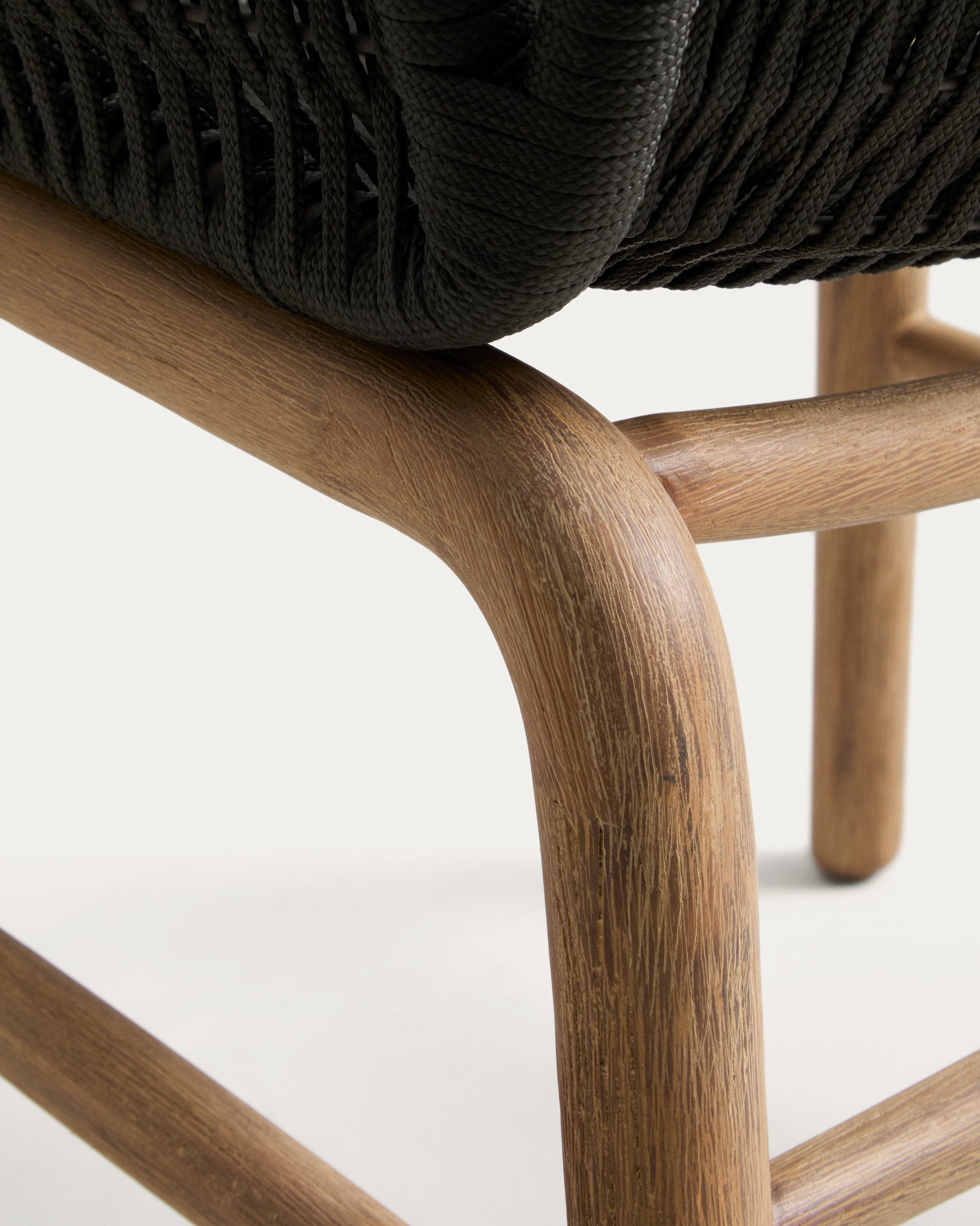 Armlehnstuhl Alipa aus massivem Akazienholz und dunkelgrauem Seil, FSC 100 % in Graphit präsentiert im Onlineshop von KAQTU Design AG. Gartenstuhl mit Armlehnen ist von Kave Home