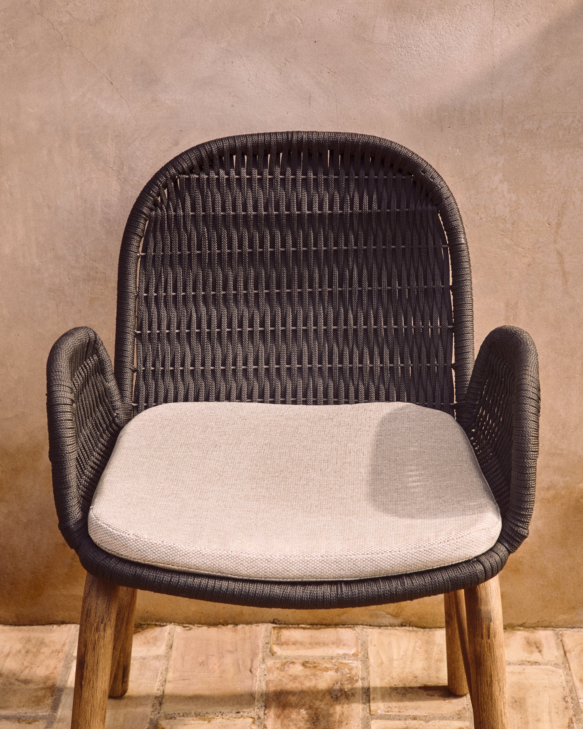 Armlehnstuhl Alipa aus massivem Akazienholz und dunkelgrauem Seil, FSC 100 % in Graphit präsentiert im Onlineshop von KAQTU Design AG. Gartenstuhl mit Armlehnen ist von Kave Home