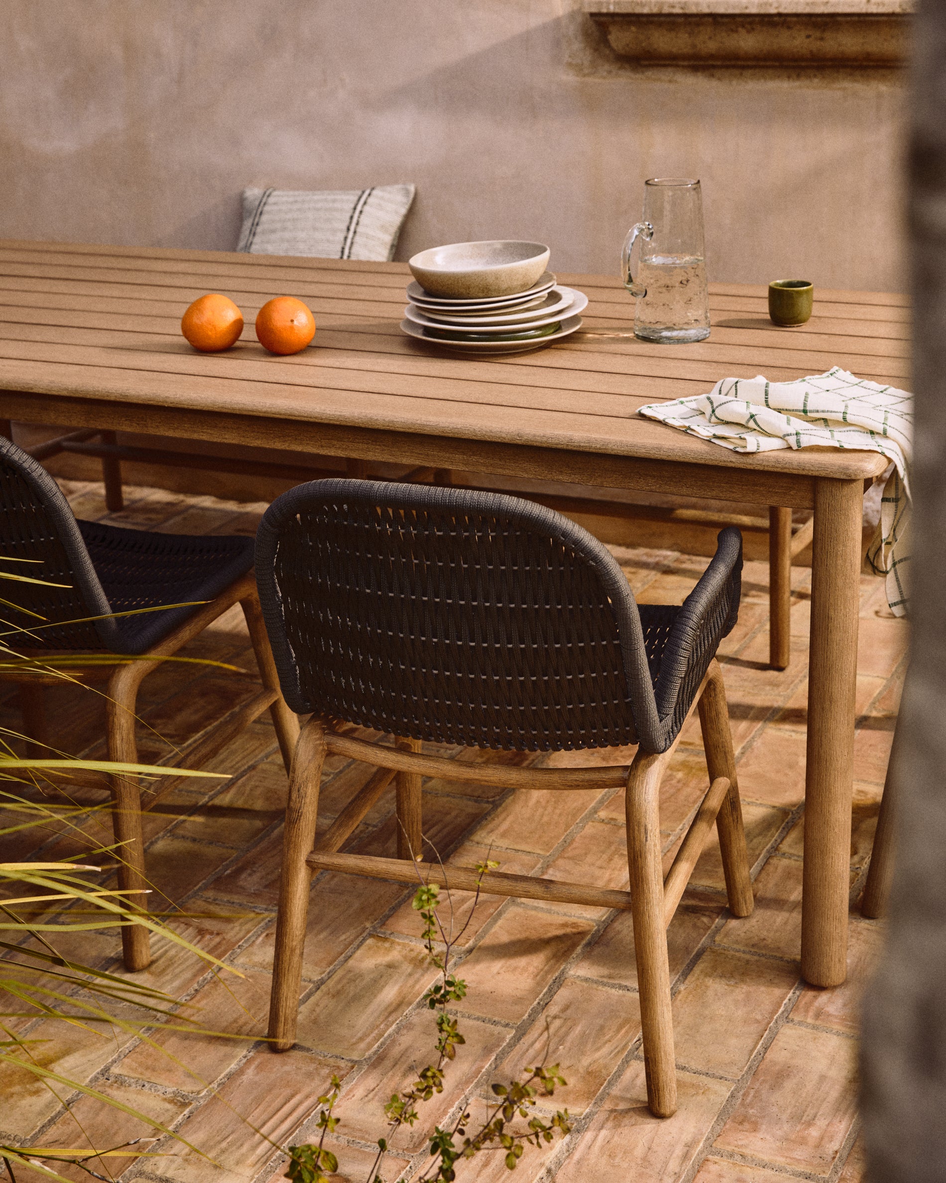 Armlehnstuhl Alipa aus massivem Akazienholz und dunkelgrauem Seil, FSC 100 % in Graphit präsentiert im Onlineshop von KAQTU Design AG. Gartenstuhl mit Armlehnen ist von Kave Home