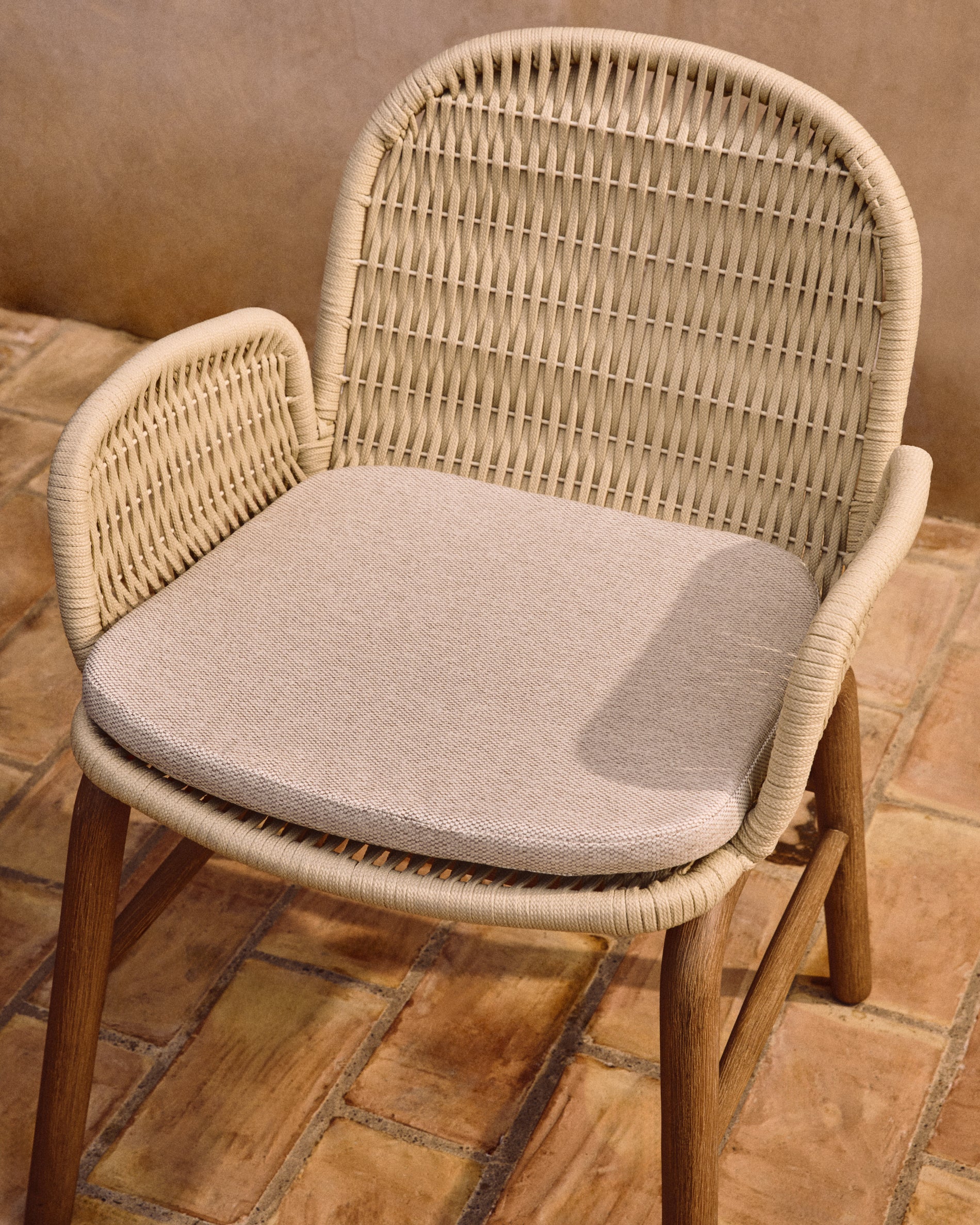 Elegantes Stuhlkissen Alipa in Ecru, 44 x 47 cm, perfekt für Gartenstühle, vereint Komfort und modernes Design für Ihre Outdoor-Oase.