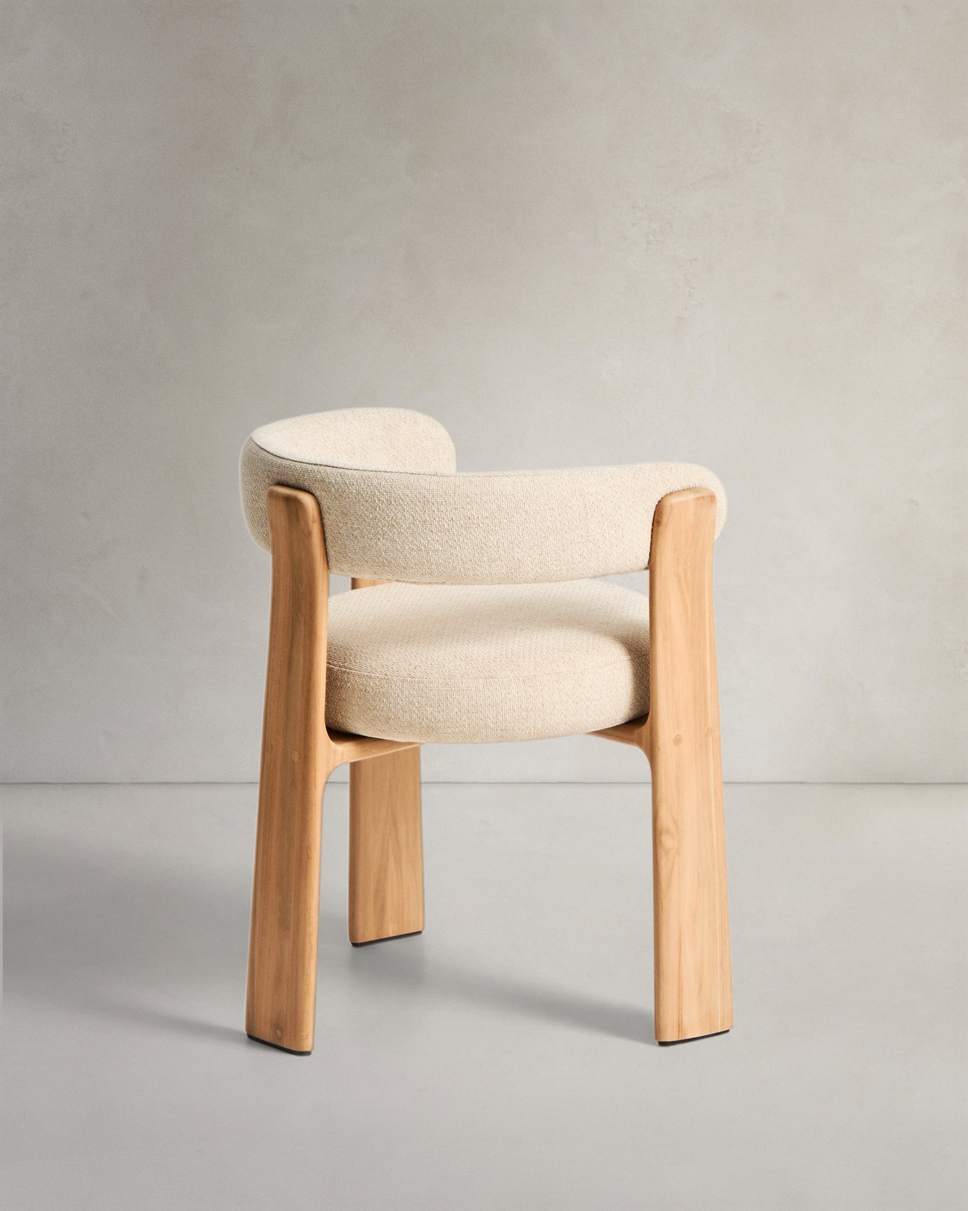 Outdoor-Stuhl Granit in Beige mit Beinen aus massivem Teakholz mit naturfarbenem Finish, 100 % FSC in Beige präsentiert im Onlineshop von KAQTU Design AG. Gartenstuhl ist von Kave Home