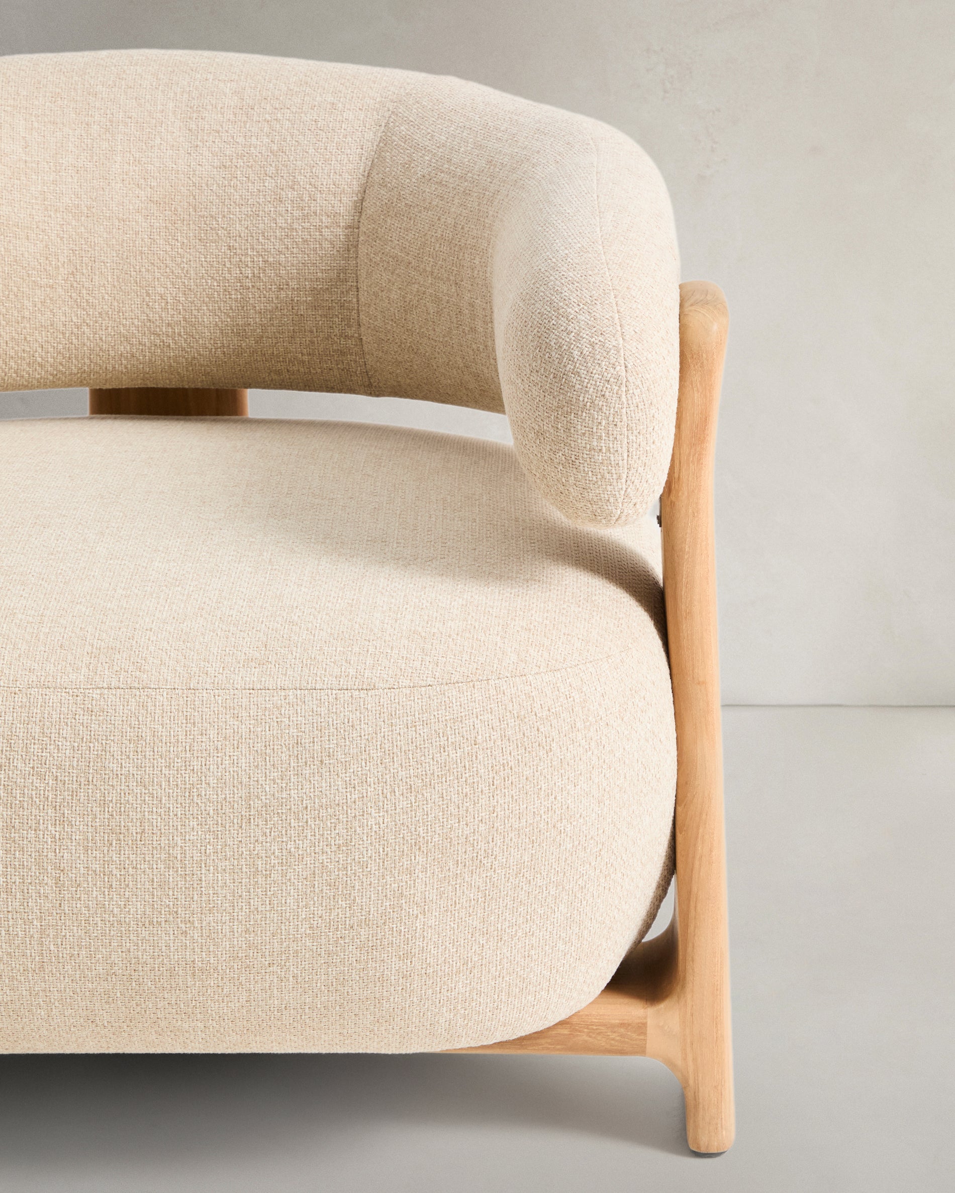 Outdoor-Sessel Granit in Beige mit Beinen aus massivem Teakholz mit naturfarbenem Finish, 100 % FSC in Beige präsentiert im Onlineshop von KAQTU Design AG. Outdoor-Sessel ist von Kave Home