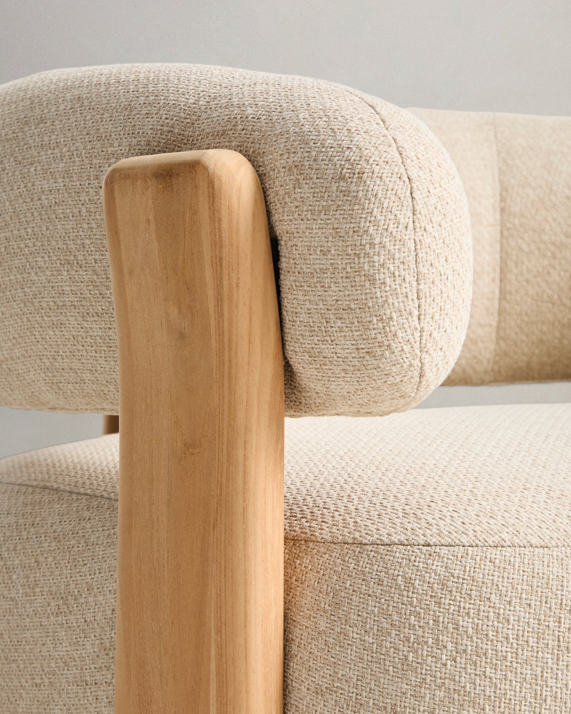 Outdoor-Sessel Granit in Beige mit Beinen aus massivem Teakholz mit naturfarbenem Finish, 100 % FSC in Beige präsentiert im Onlineshop von KAQTU Design AG. Outdoor-Sessel ist von Kave Home