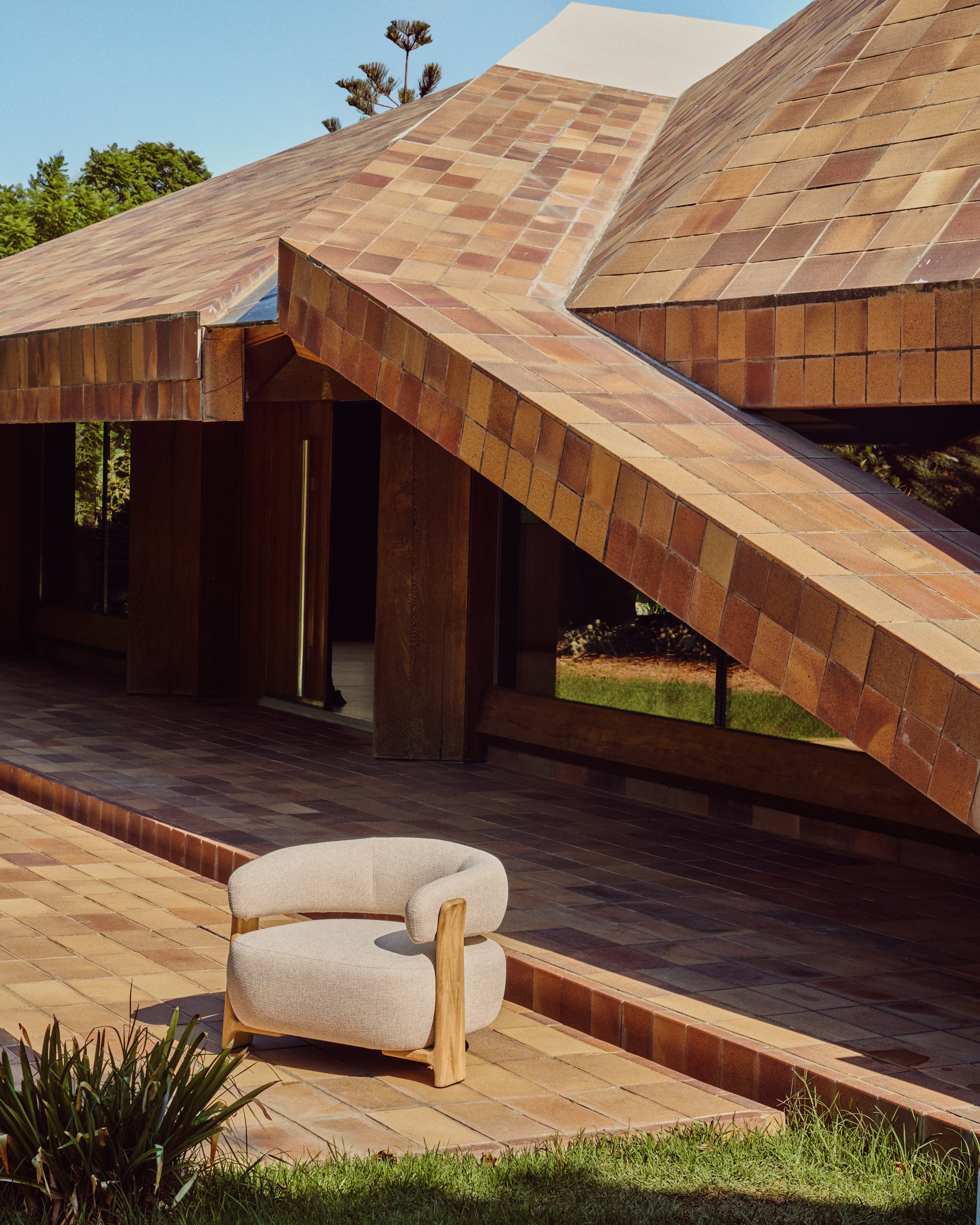 Outdoor-Sessel Granit in Beige mit Beinen aus massivem Teakholz mit naturfarbenem Finish, 100 % FSC in Beige präsentiert im Onlineshop von KAQTU Design AG. Outdoor-Sessel ist von Kave Home