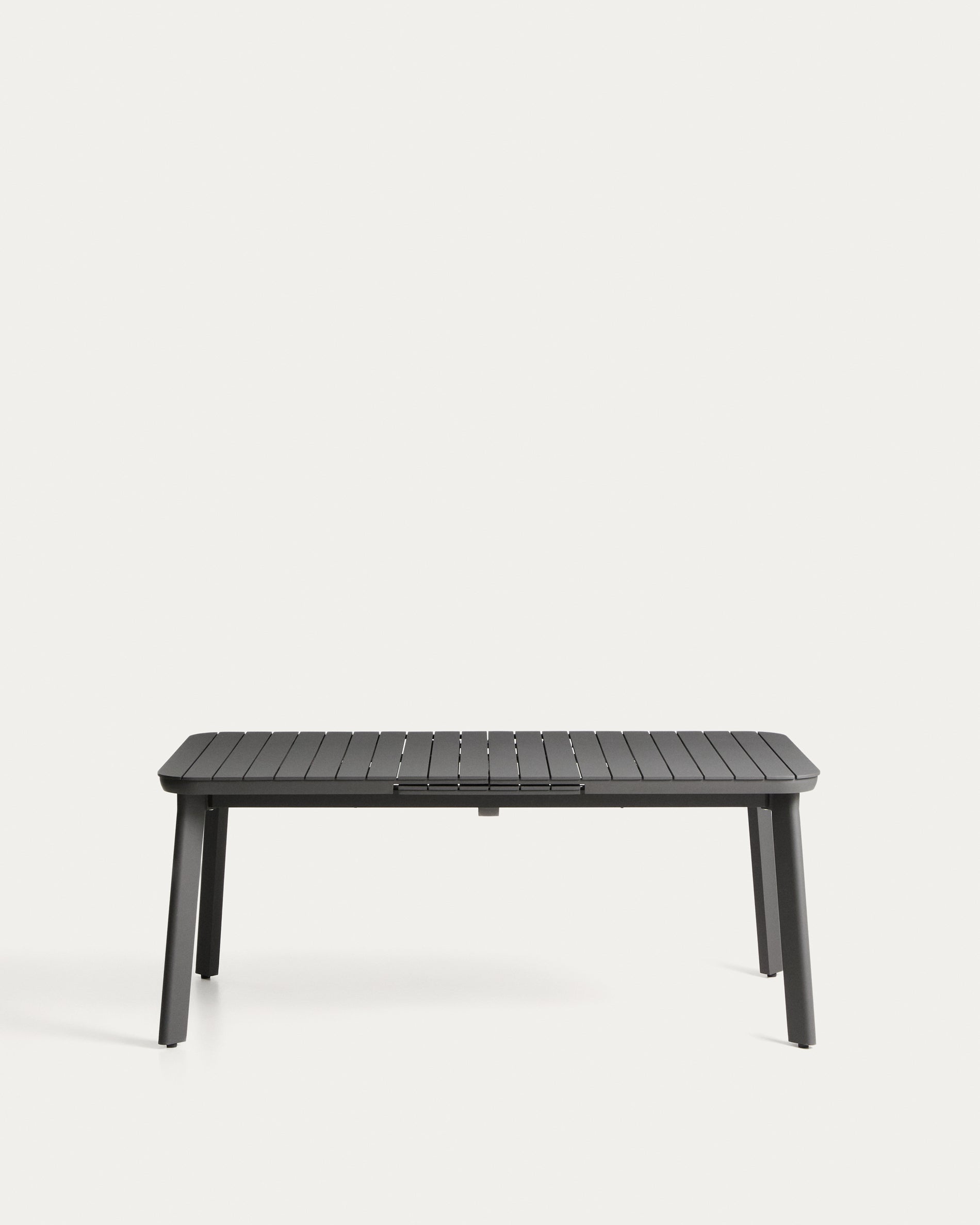 Ausziehbarer Outdoor-Tisch Izola aus Aluminium mit graphitfarbenem Finish 185 (235) x 100 cm in Graphit präsentiert im Onlineshop von KAQTU Design AG. Gartentisch ist von Kave Home