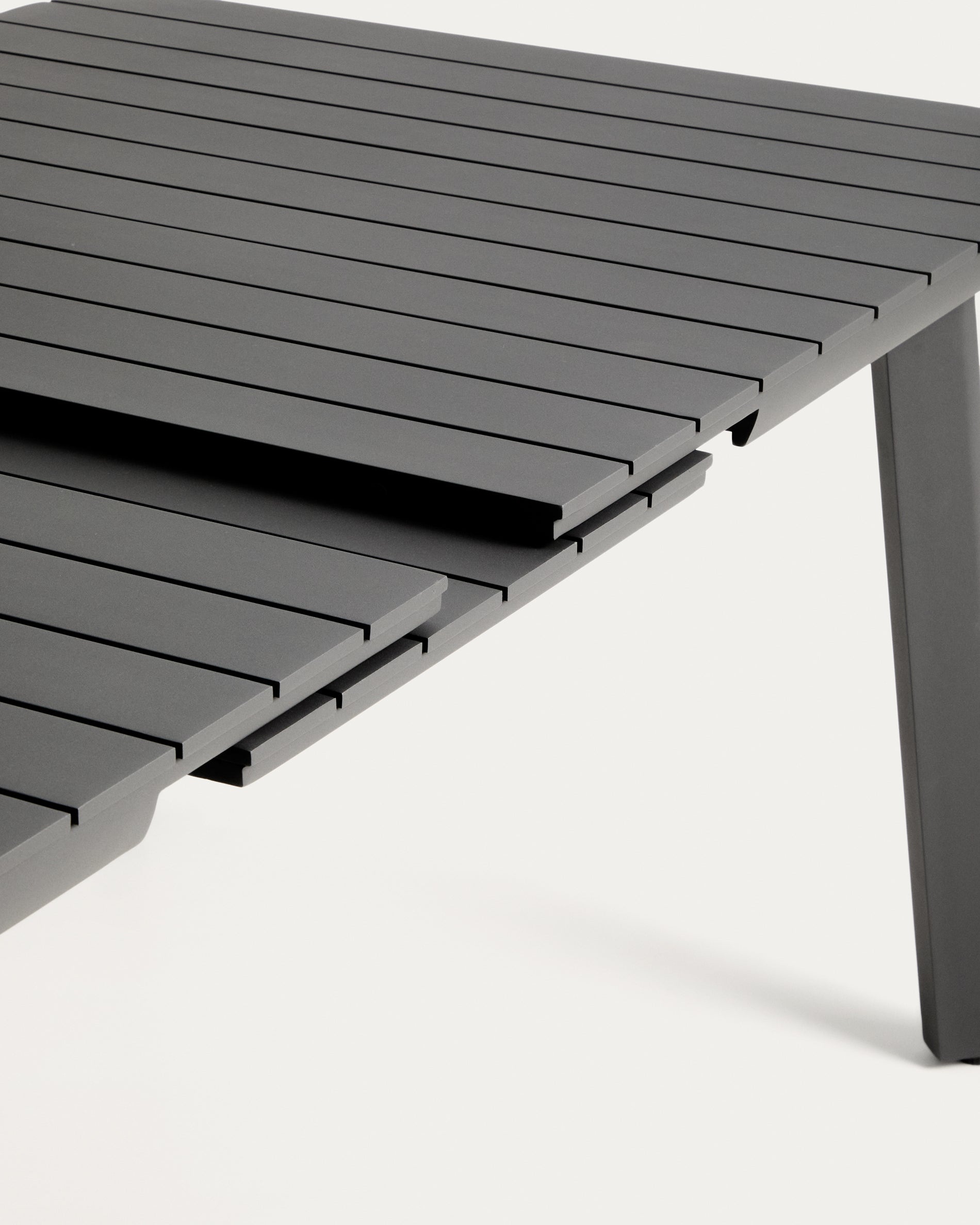 Eleganter, erweiterbarer Aluminium-Gartentisch Izola in stilvollem Graphit, ideal für gesellige Abende im Freien, Maße 185 (235) x 100 cm.