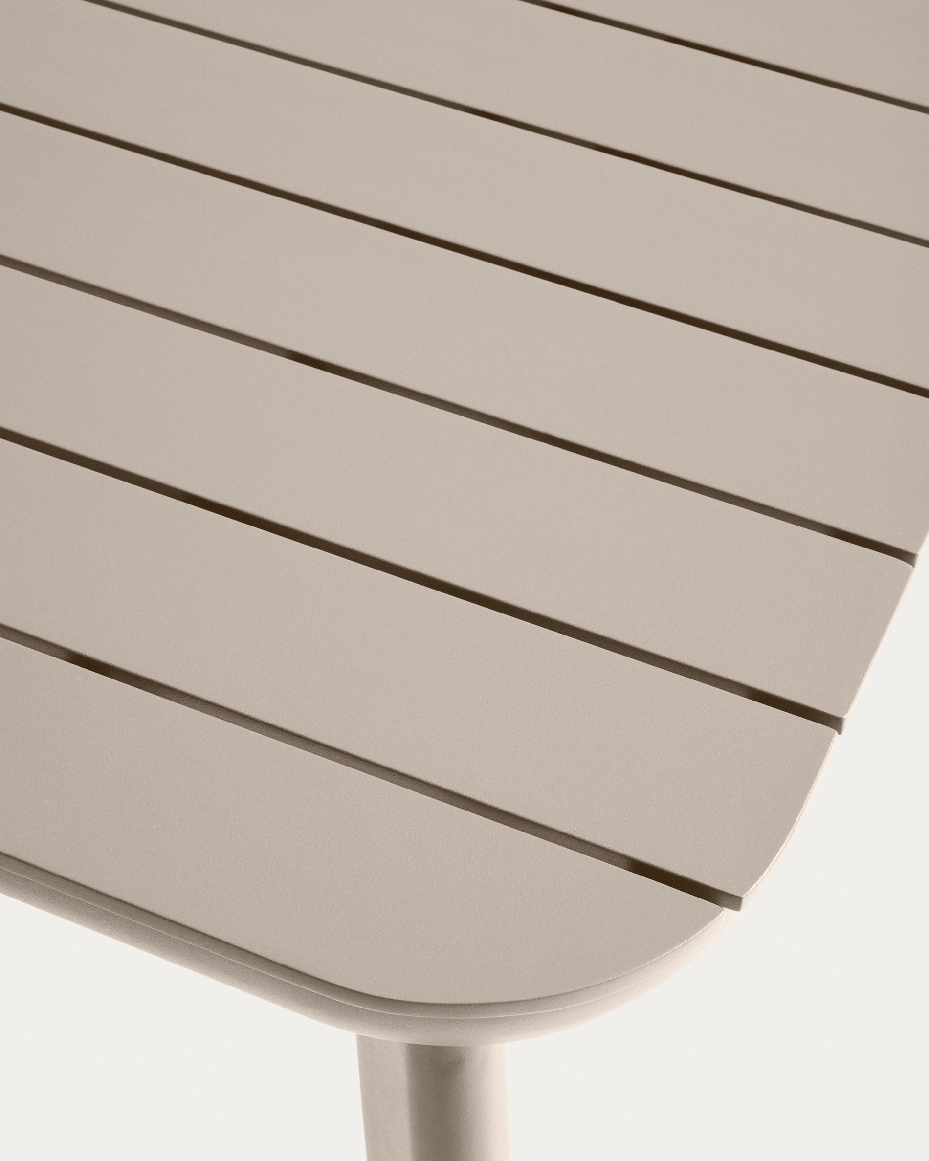 Ausziehbarer Outdoor-Tisch Izola aus Aluminium mit beigem Finish 185 (235) x 100 cm in Beige präsentiert im Onlineshop von KAQTU Design AG. Gartentisch ist von Kave Home