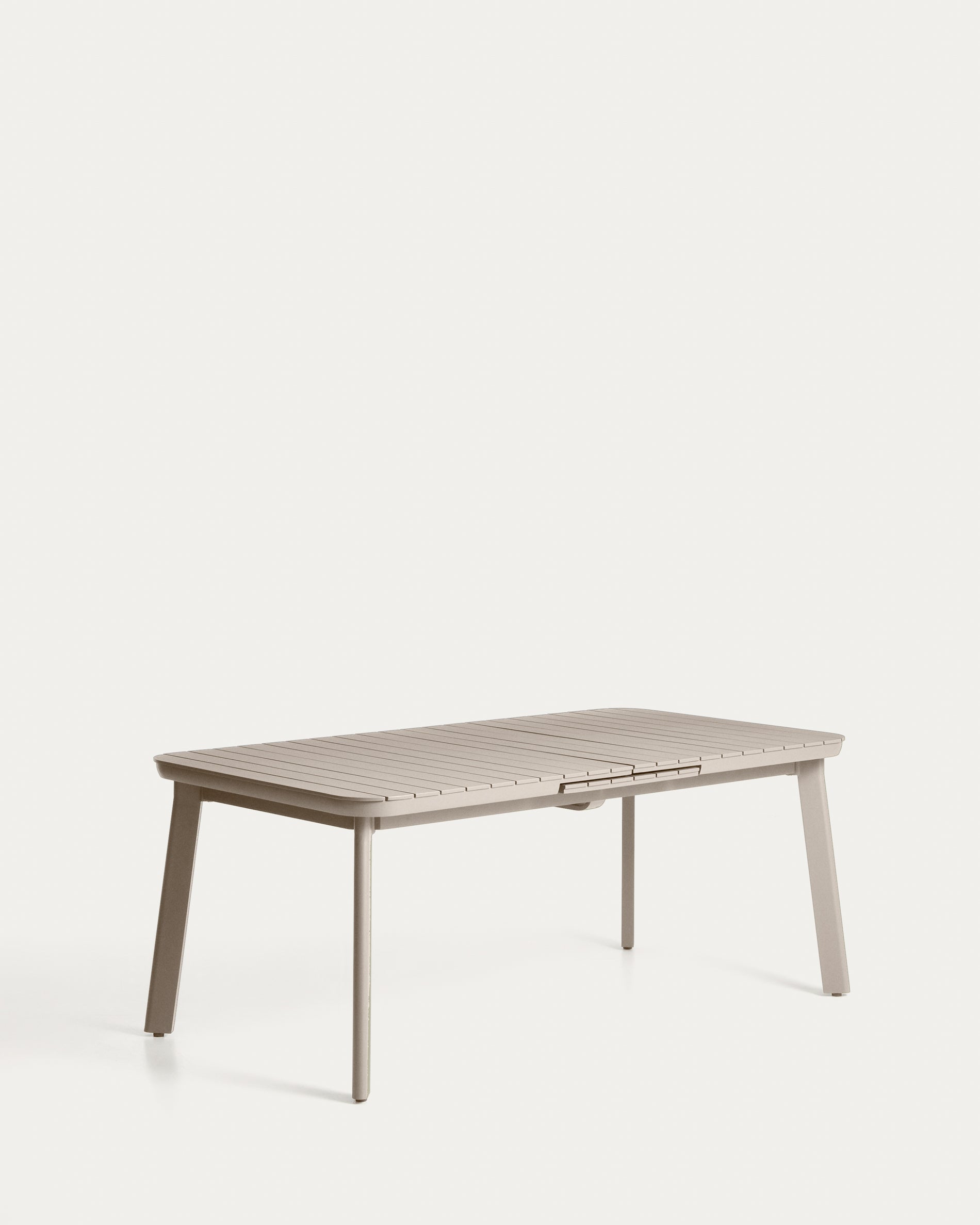 Ausziehbarer Outdoor-Tisch Izola aus Aluminium mit beigem Finish 185 (235) x 100 cm in Beige präsentiert im Onlineshop von KAQTU Design AG. Gartentisch ist von Kave Home