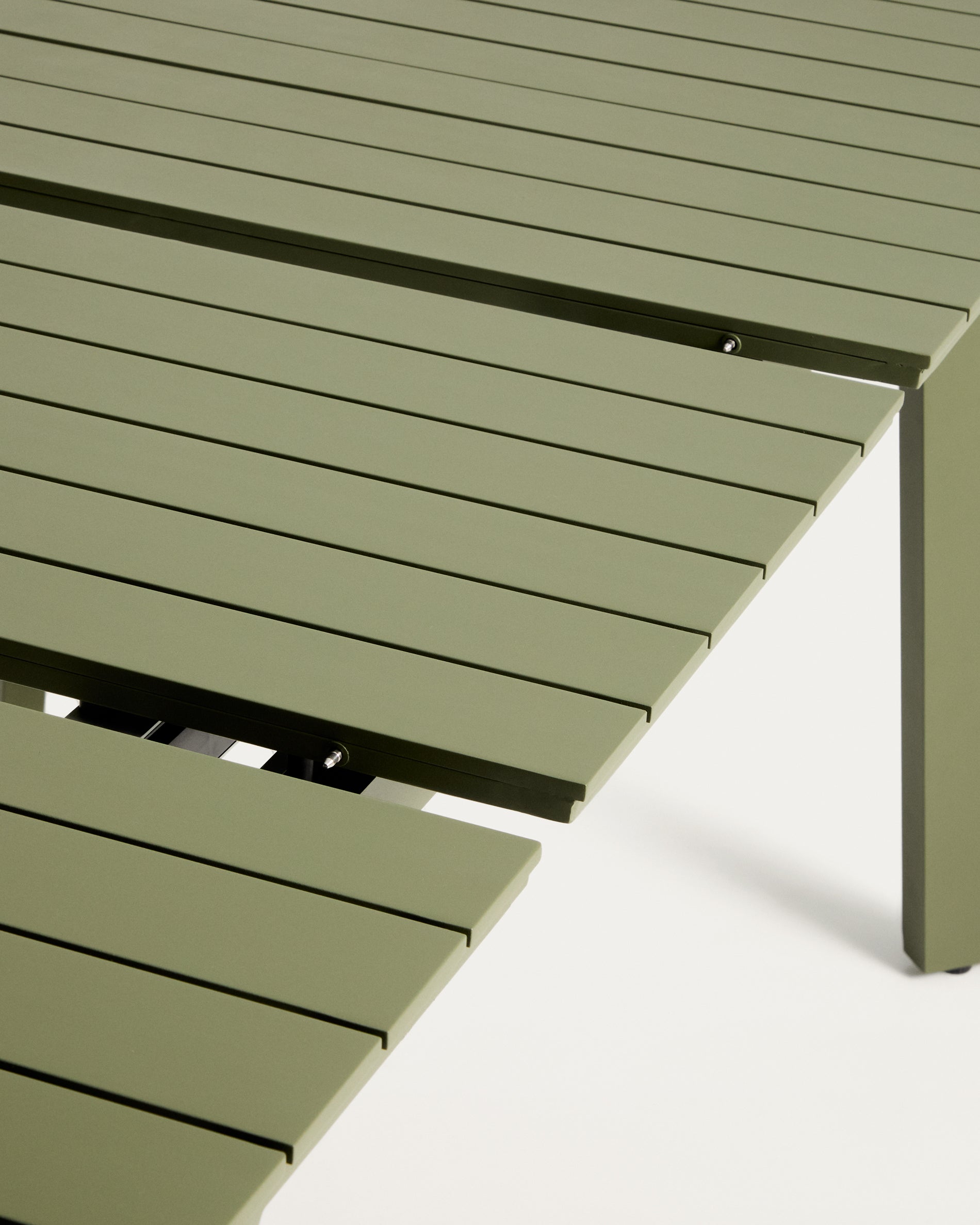 Ausziehbarer Outdoor-Tisch Izola aus Aluminium mit grünem Finish 185 (235) x 100 cm in Grün präsentiert im Onlineshop von KAQTU Design AG. Gartentisch ist von Kave Home