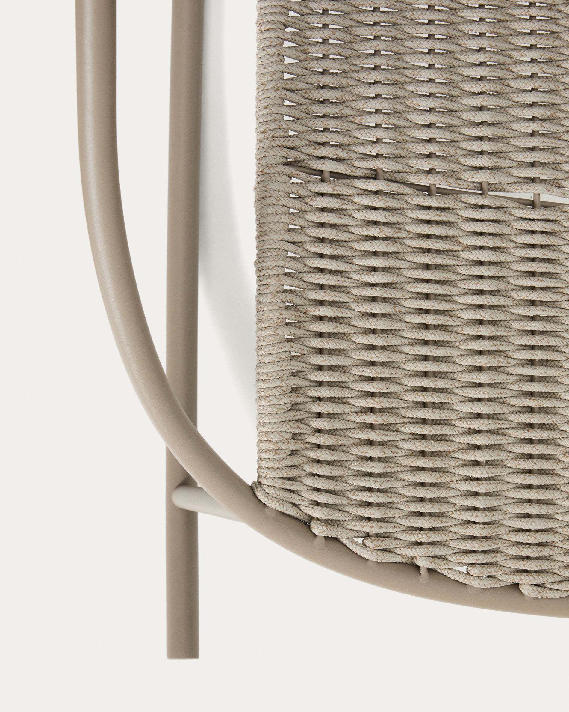 Schaukelstuhl Atrani aus verzinktem Stahl und taupefarbenem Seil in Taupe präsentiert im Onlineshop von KAQTU Design AG. Outdoor-Sessel ist von Kave Home