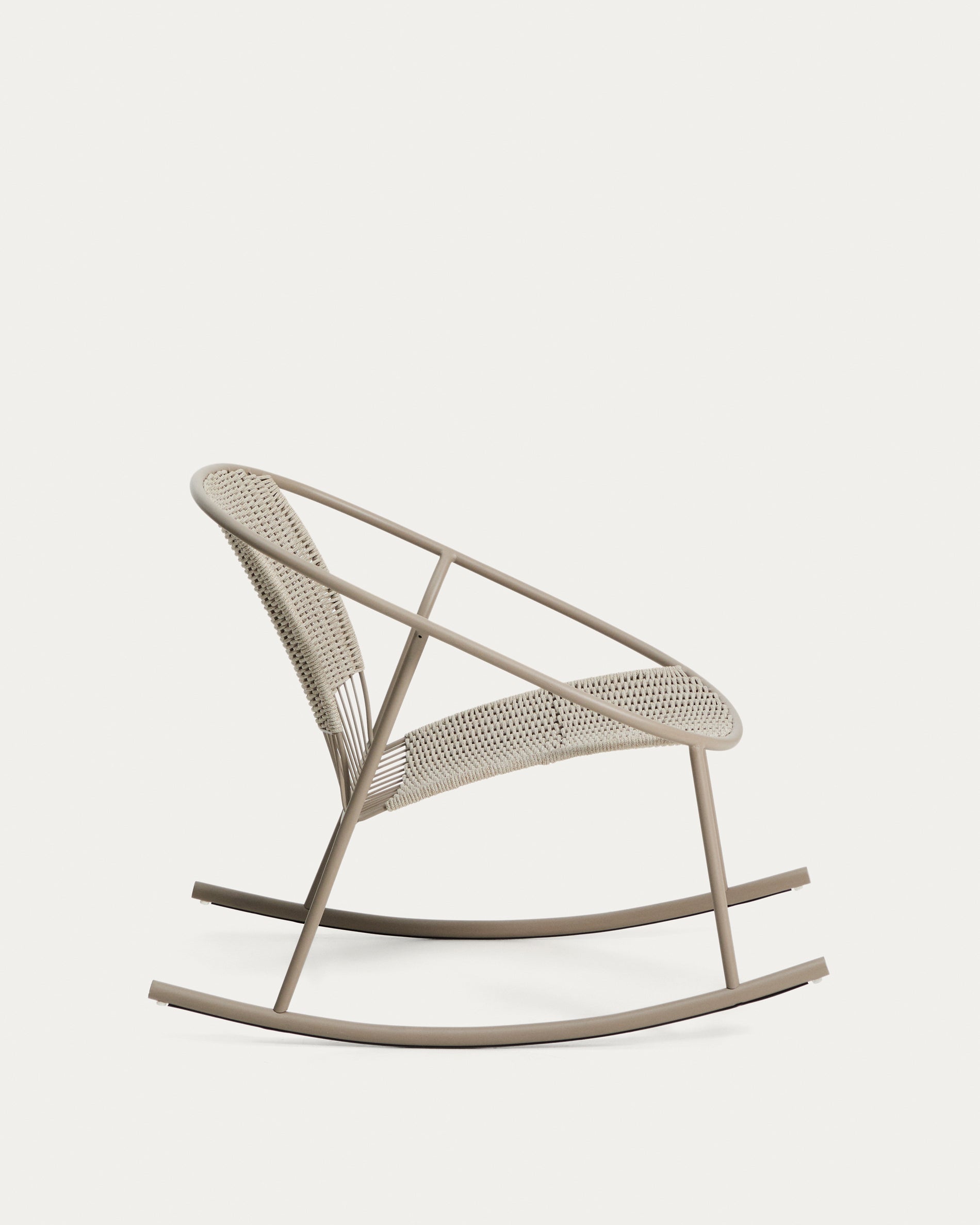 Schaukelstuhl Atrani aus verzinktem Stahl und taupefarbenem Seil in Taupe präsentiert im Onlineshop von KAQTU Design AG. Outdoor-Sessel ist von Kave Home