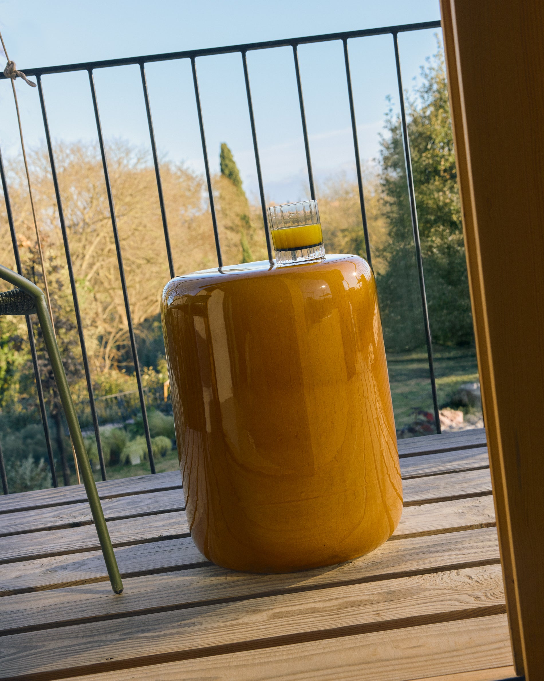 Outdoor-Beistelltisch Mesquida aus Keramik mit senfgelber Glasur, Ø 35 cm in Senfgelb präsentiert im Onlineshop von KAQTU Design AG. Beistelltisch Outdoor ist von Kave Home