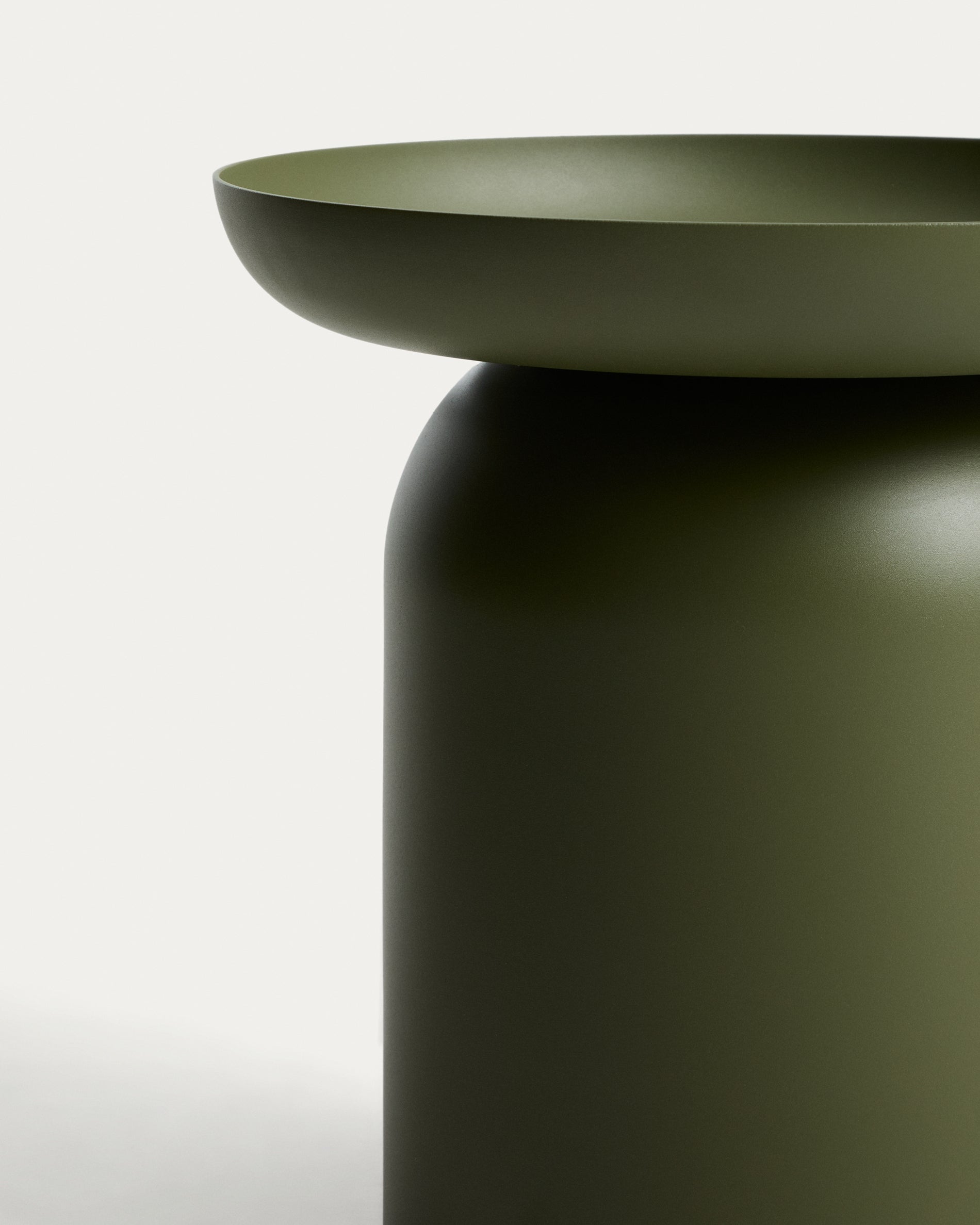 Beistelltisch Arcola aus Aluminium in Grün, Ø 45 cm in Grün präsentiert im Onlineshop von KAQTU Design AG. Beistelltisch Outdoor ist von Kave Home