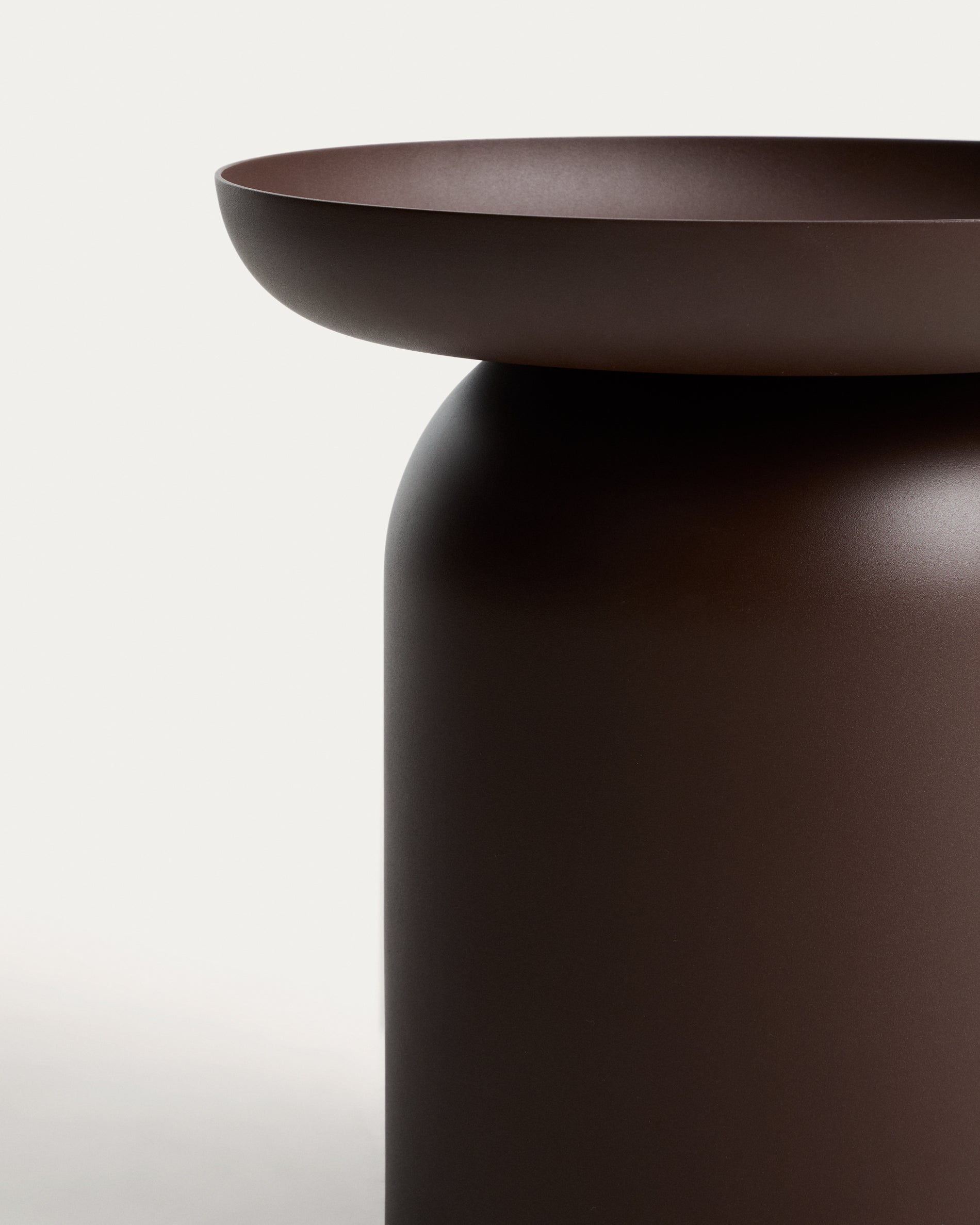 Beistelltisch Arcola aus Aluminium in Braun, Ø 45 cm in Taupe präsentiert im Onlineshop von KAQTU Design AG. Beistelltisch Outdoor ist von Kave Home