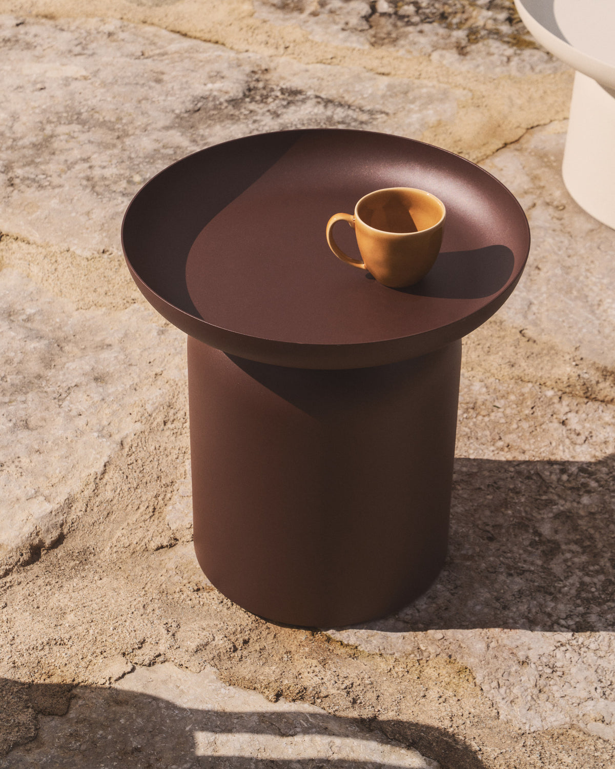 Beistelltisch Arcola aus Aluminium in Braun, Ø 45 cm in Taupe präsentiert im Onlineshop von KAQTU Design AG. Beistelltisch Outdoor ist von Kave Home