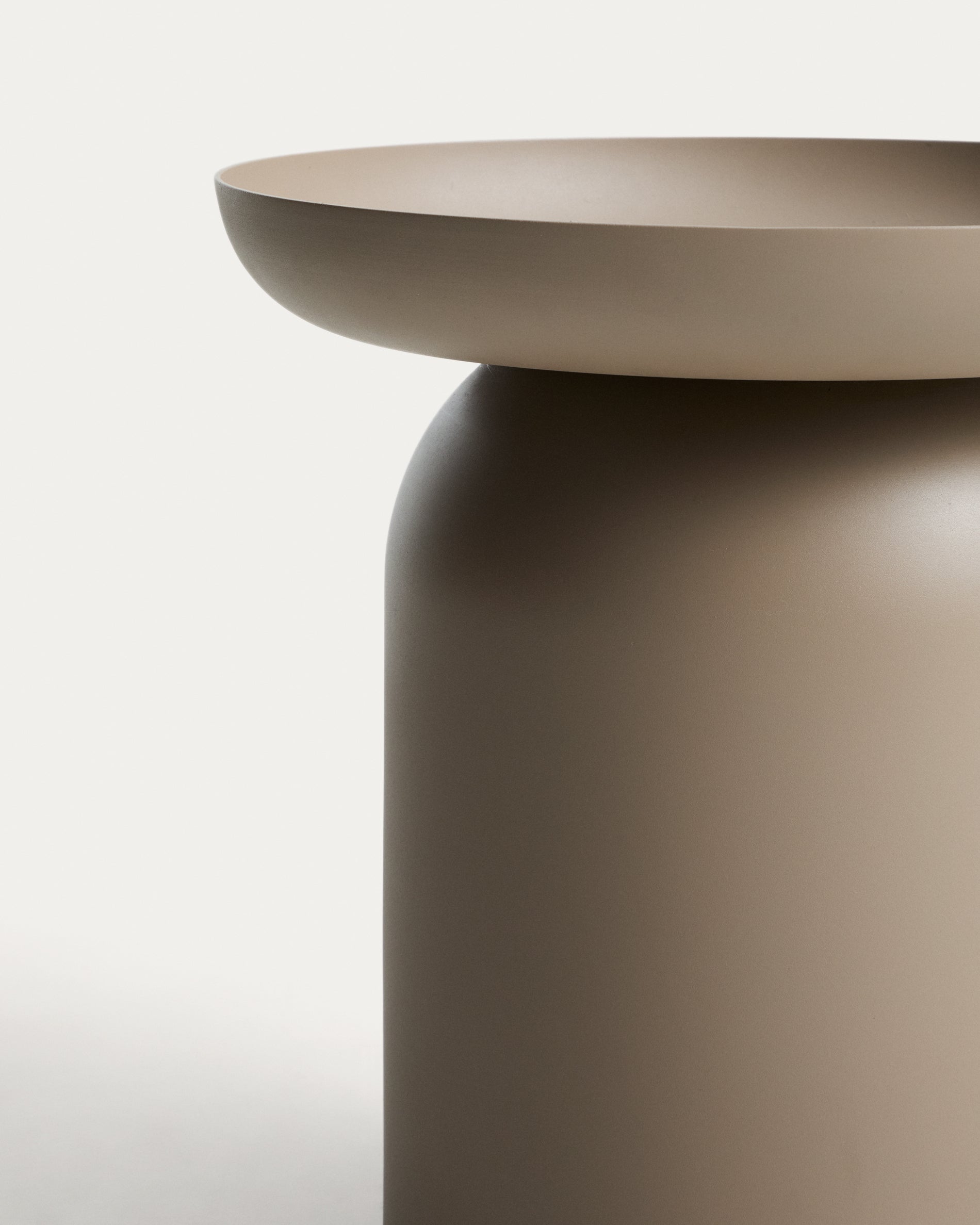 Beistelltisch Arcola aus Aluminium in Taupe, Ø 45 cm in Beige präsentiert im Onlineshop von KAQTU Design AG. Beistelltisch Outdoor ist von Kave Home