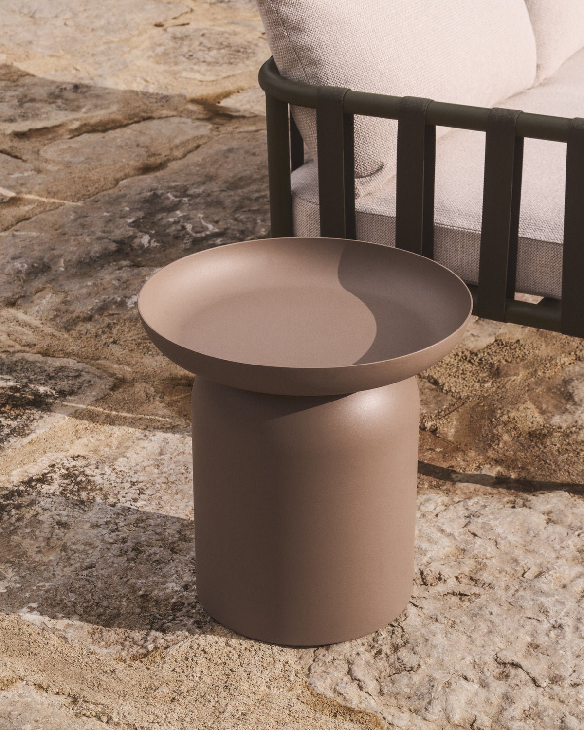 Beistelltisch Arcola aus Aluminium in Taupe, Ø 45 cm in Beige, Ecru, Taupe präsentiert im Onlineshop von KAQTU Design AG. Beistelltisch Outdoor ist von Kave Home
