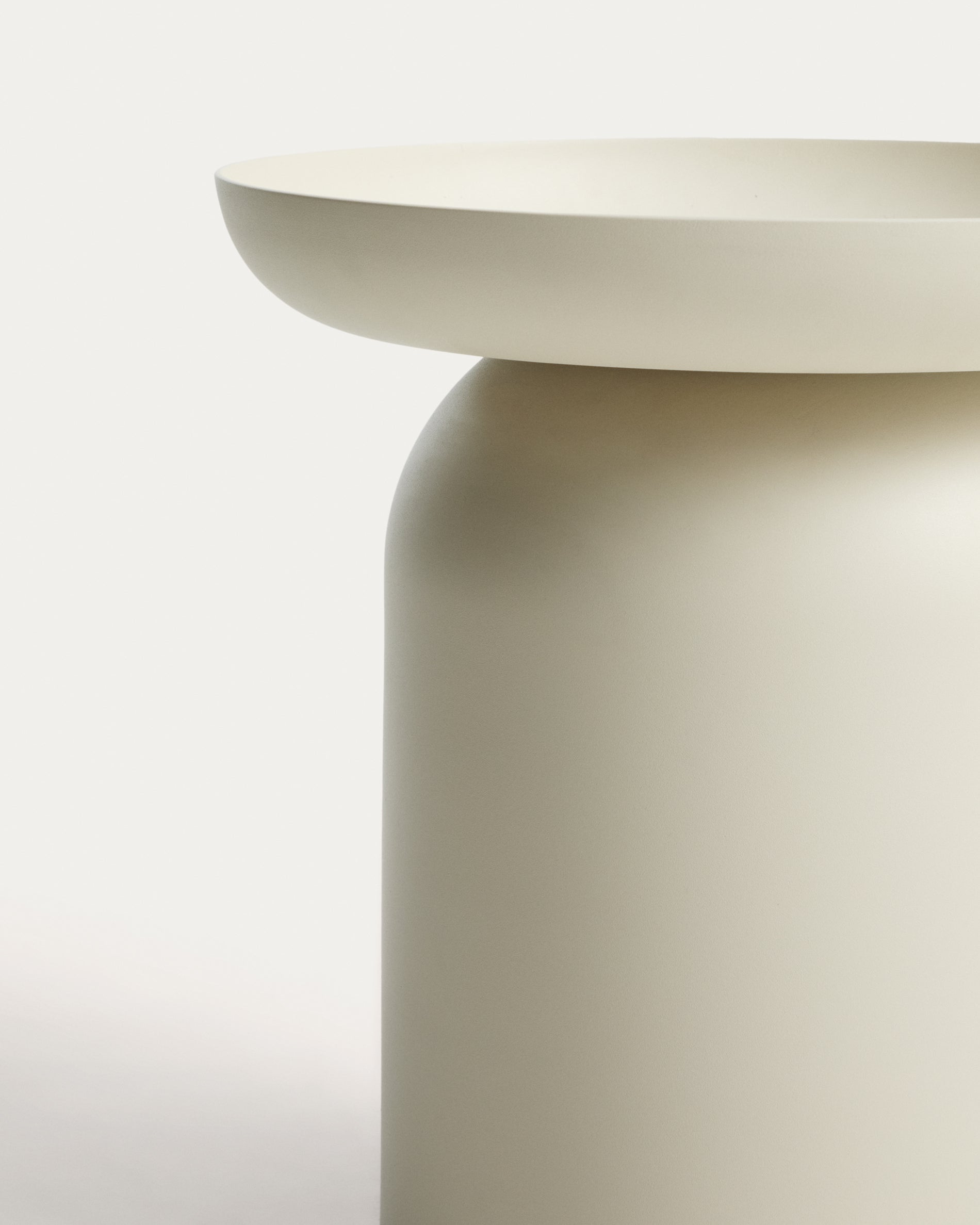 Eleganter Loungetisch Arcola aus leichtem Aluminium in Ecru, Ø45 cm, ideal für stilvolle Wohnräume, erhältlich bei KAQTU Design AG.