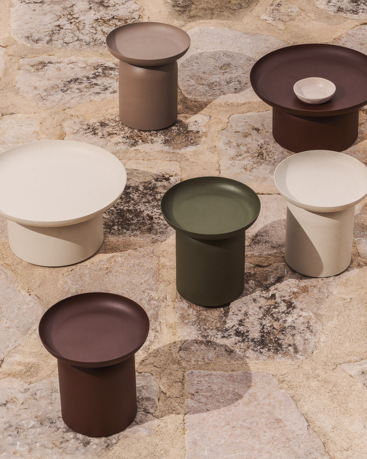 Beistelltisch Arcola aus Aluminium in Ecru, Ø 45 cm in Beige, Ecru, Taupe präsentiert im Onlineshop von KAQTU Design AG. Loungetisch ist von Kave Home