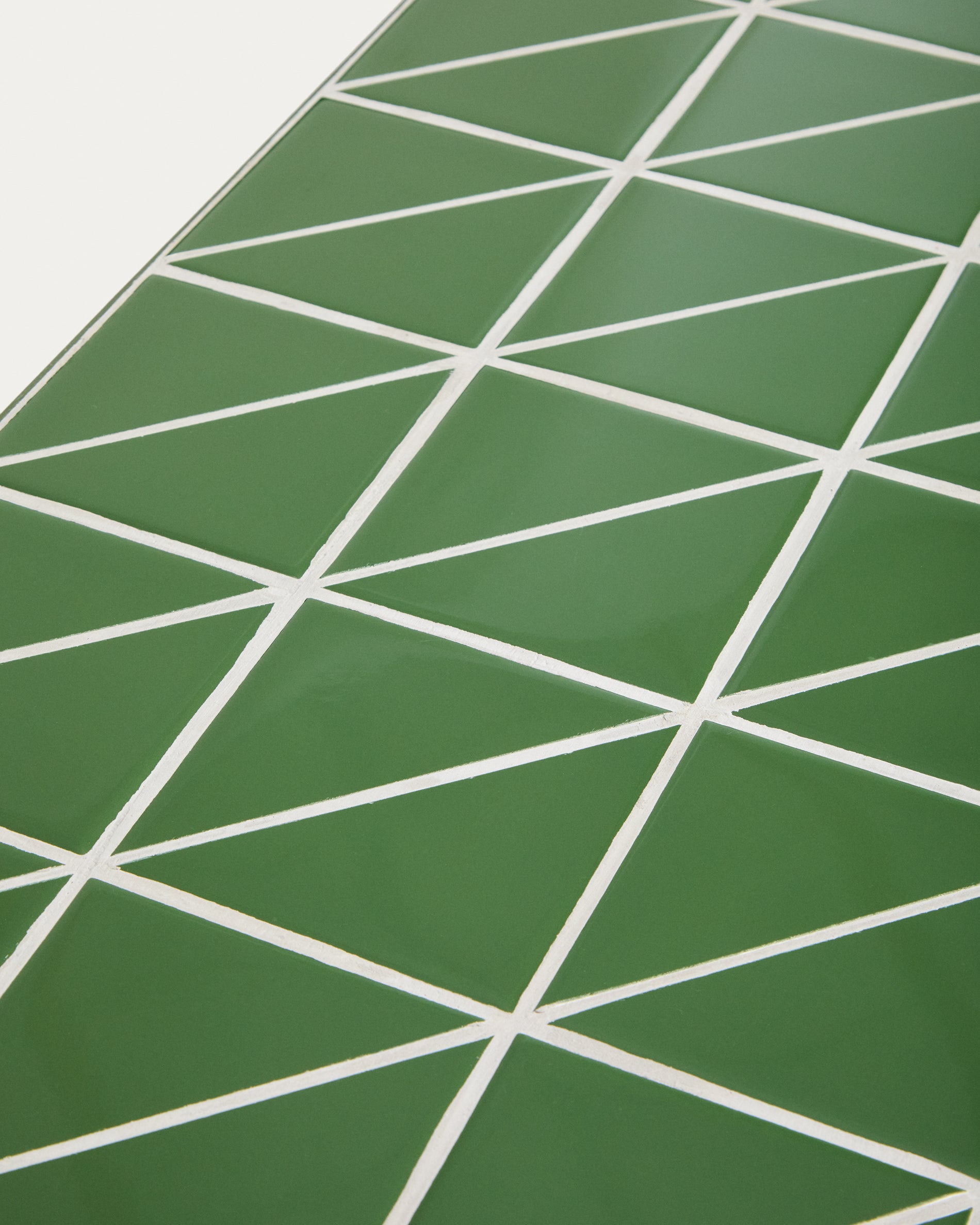 Couchtisch Maurina aus verzinktem Stahl in Grün mit grünen Kacheln, 122 x 61 cm in Grün präsentiert im Onlineshop von KAQTU Design AG. Loungetisch ist von Kave Home